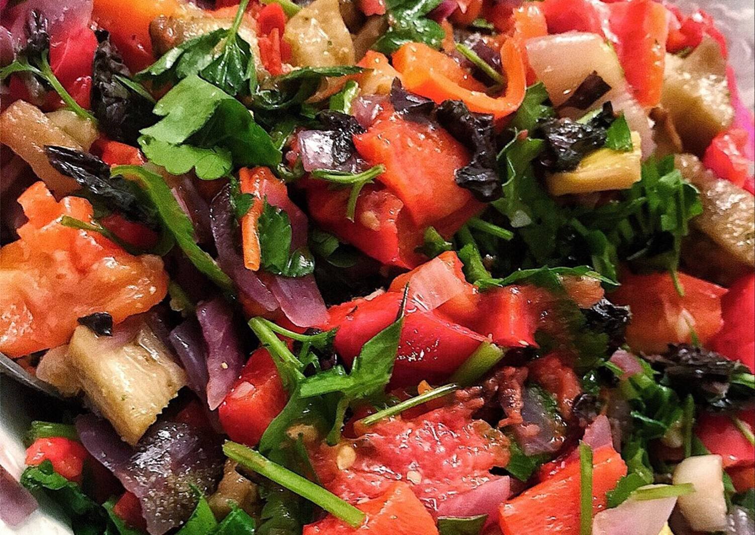 Армянский салат из овощей 4 буквы. Салат с печеными овощами. Салат из баклажанов. Салат с баклажанами и перцем болгарским. Салат с баклажанами и помидорами.