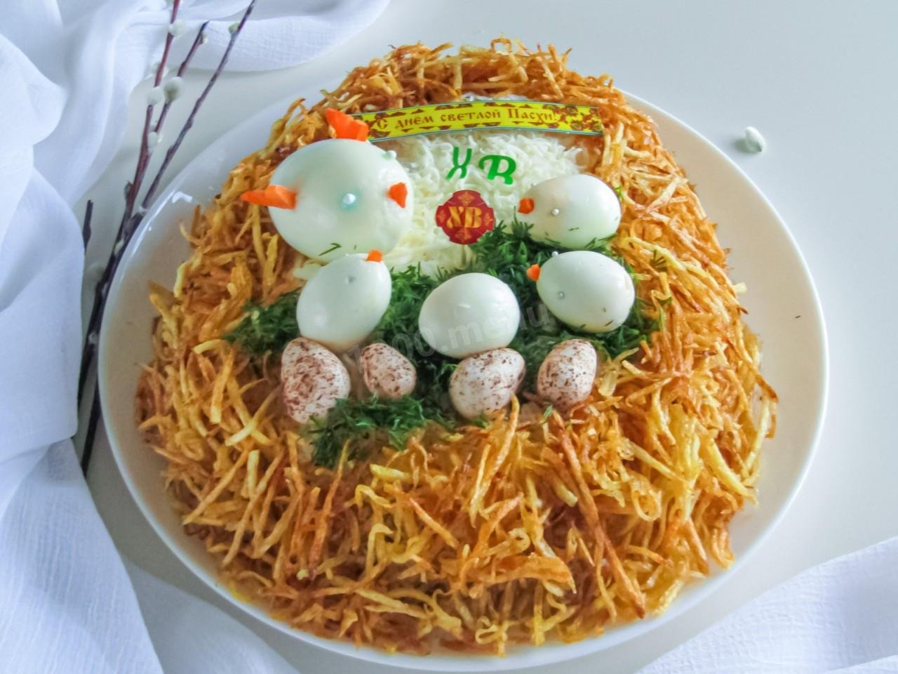 Салат гнездо с перепелиными яйцами