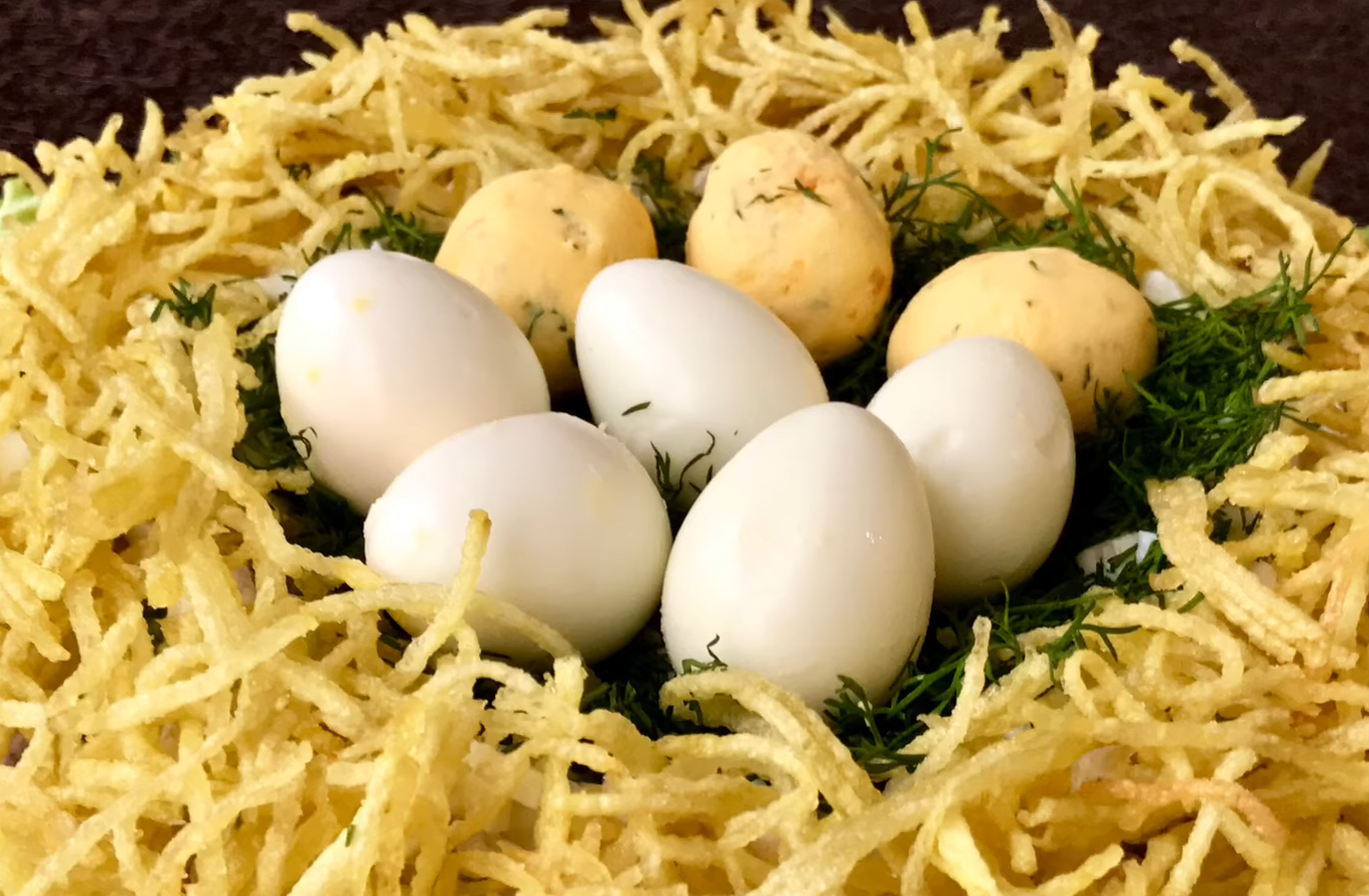 Салат гнездо глухаря с курицей слоями. Гнездо глухаря с перепелиными яйцами. Салат глухариное гнездо классический. Перепелиные яйца в гнезде. Салат гнездо перепелки.