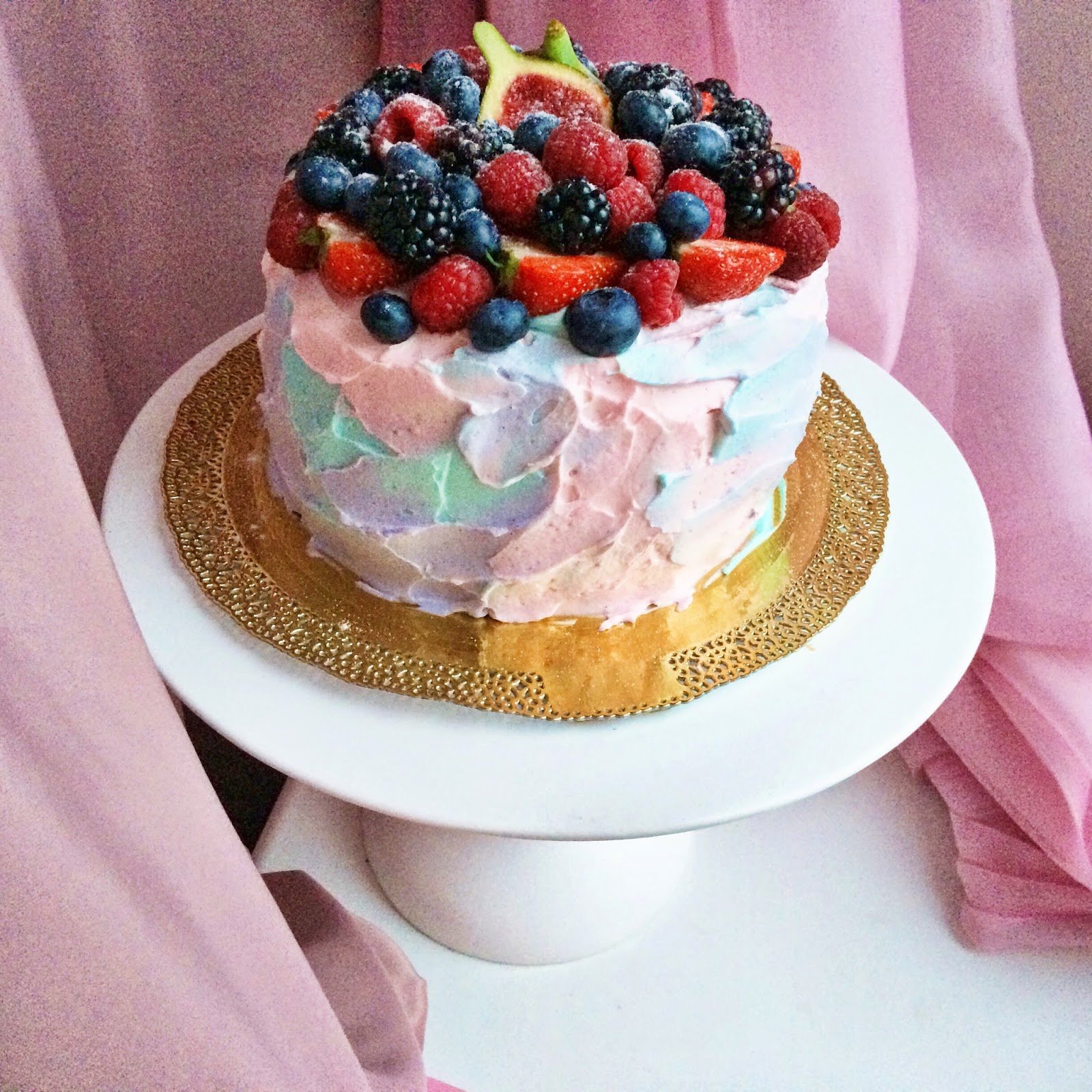 Украсить торт кремом чиз. Торт ягодный крем чиз. Торт крем чиз с ягодами. Двухъярусный торт крем чиз. Торт крем чиз украшение торта.