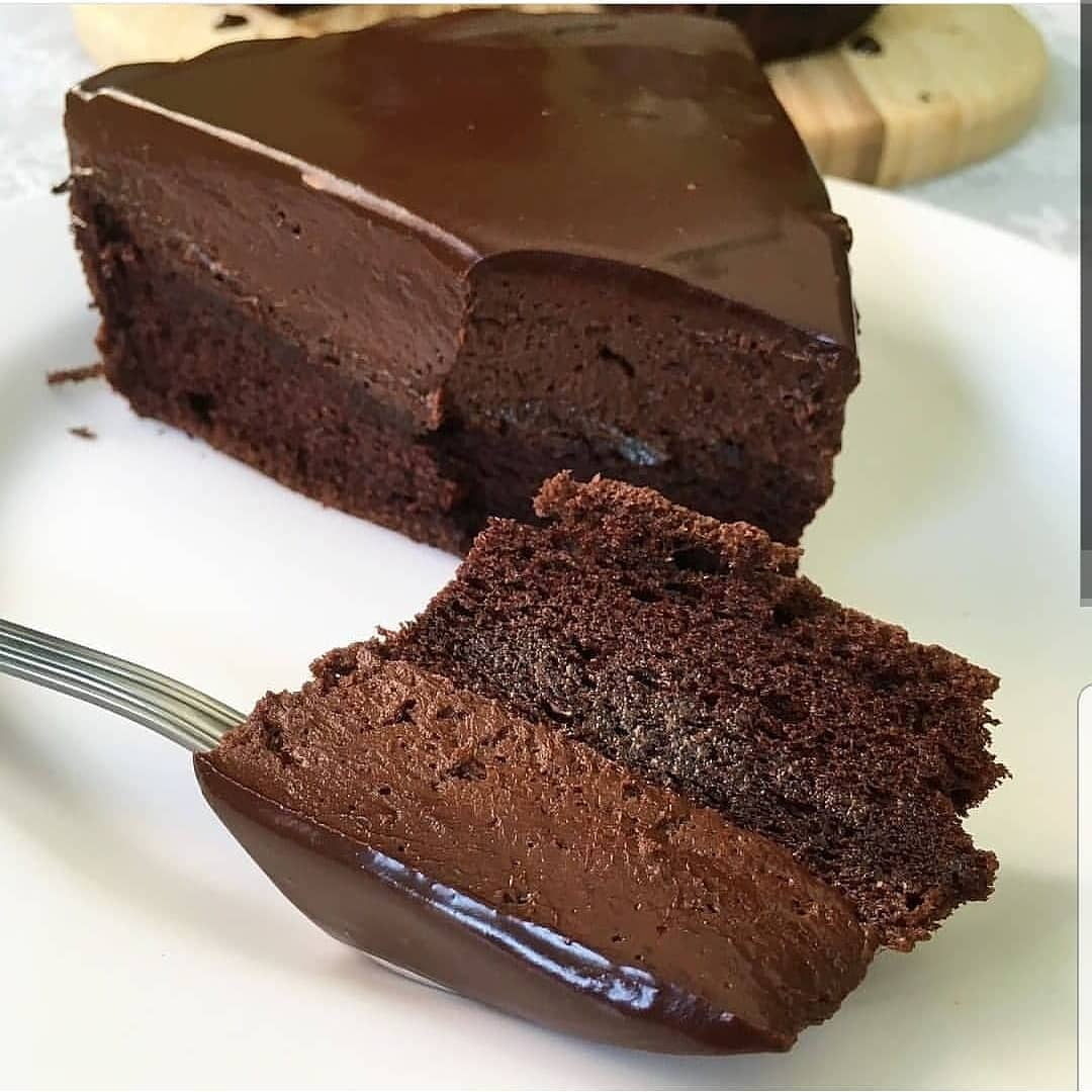 Шоколадно фруктовая начинка. Торт Прага Брауни. Шоколадная начинка для торта. Шоколадный мусс для торта. Шоколадный торт внутри.