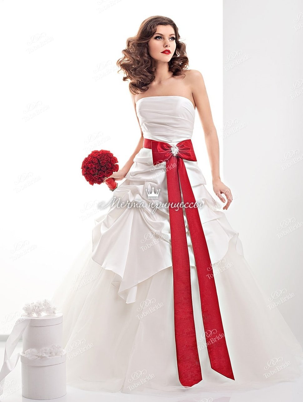 Платье с красным поясом. Свадебное платье с красным поясом. Белое свадебное платье с красным поясом. Свадебное платье белое с красным. Белое платье с красным поясом.