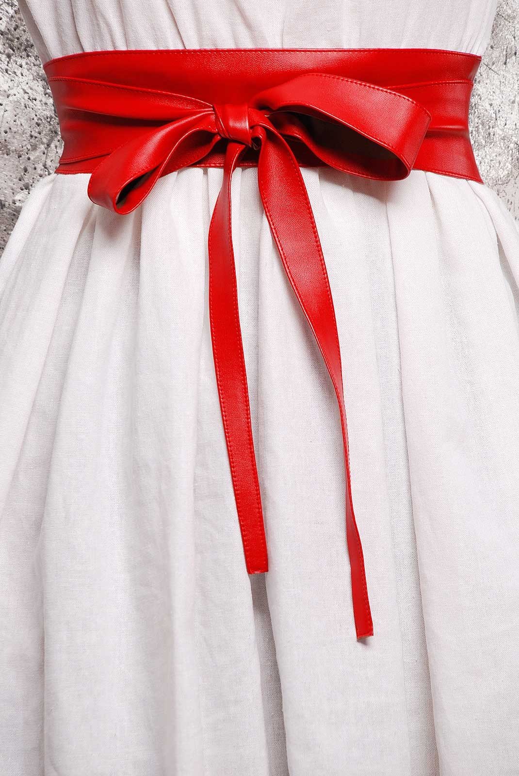 Платье с красным поясом. Красное платье с поясом. Пояс, красный. Красный широкий пояс. Красный пояс женский.