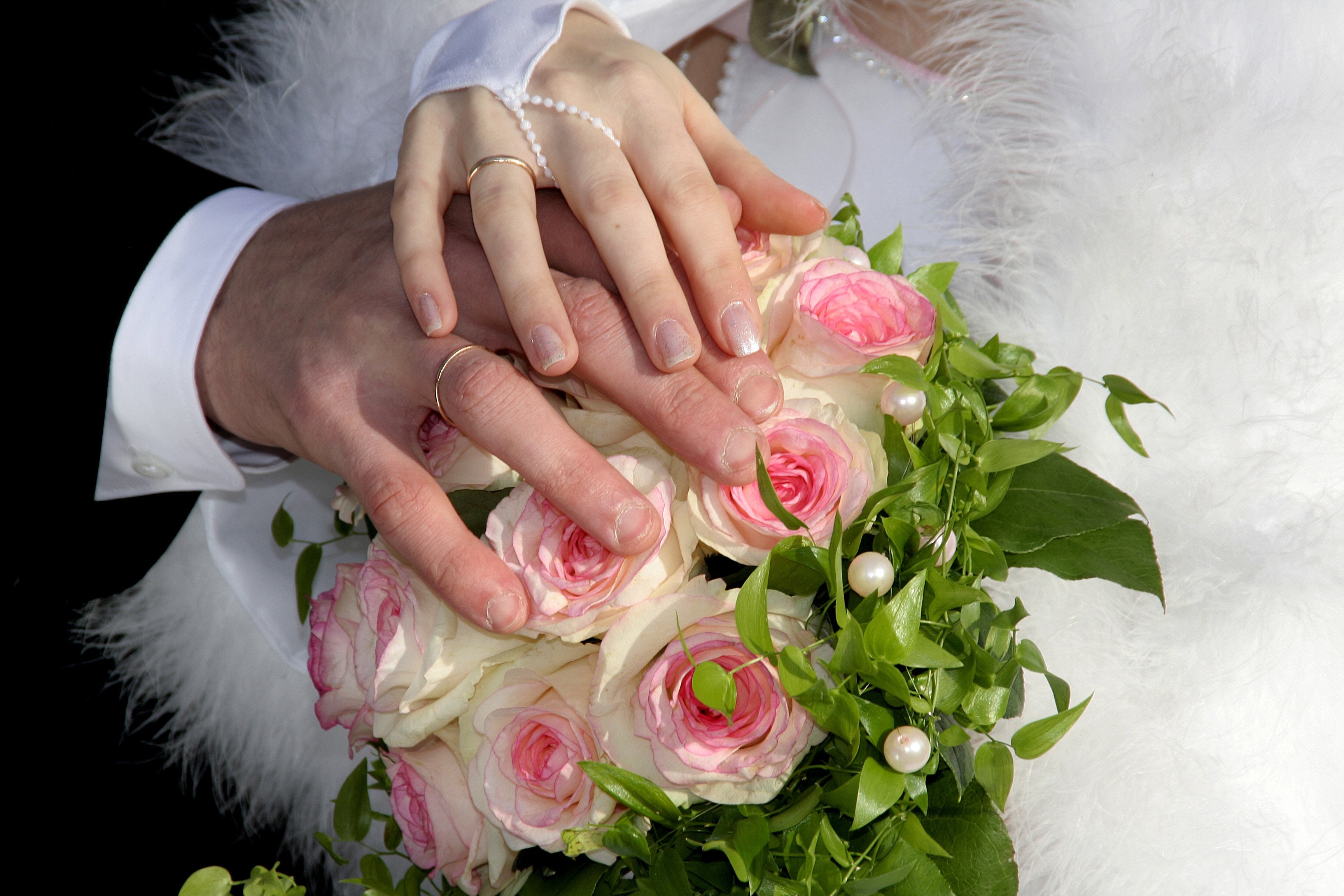 Свадебный букет розовый и кольца