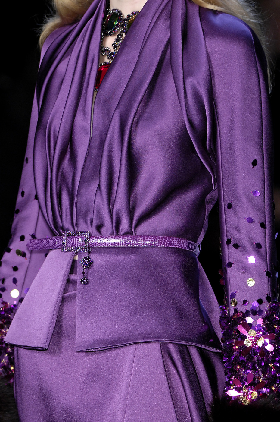 Темно фиолетовый цвет в одежде