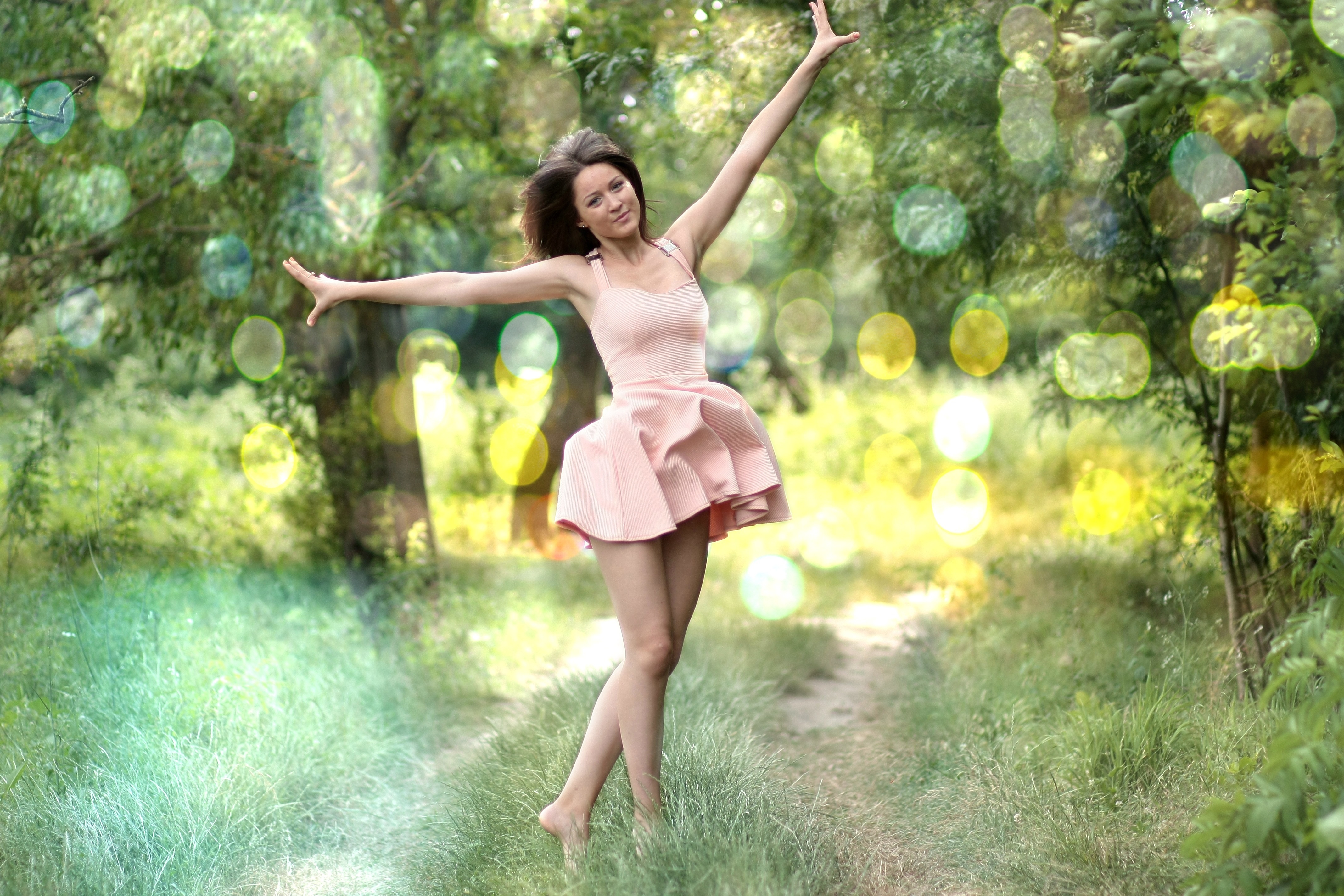 Молодая женщина танцует. Счастливая девушка. Девушка в платье летнем. Танцующая девушка на природе. Красивые девушки на природе.