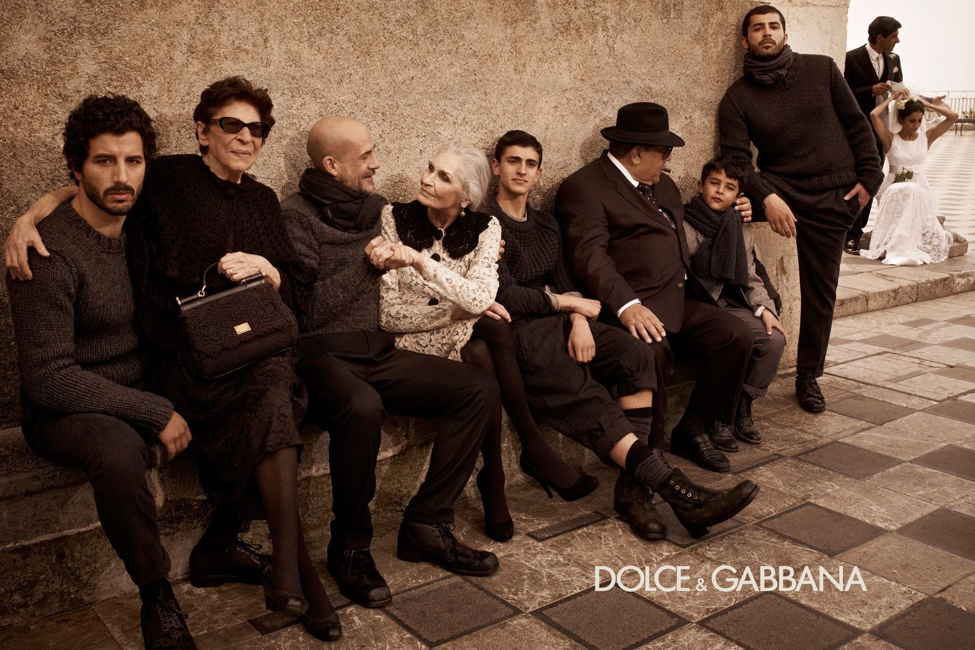 Компания dolce. Дольче Габбана итальянская семья. Рекламная кампания Dolce Gabbana. Дольче Габбана рекламная кампания мужская. Итальянская реклама Дольче Габбана.