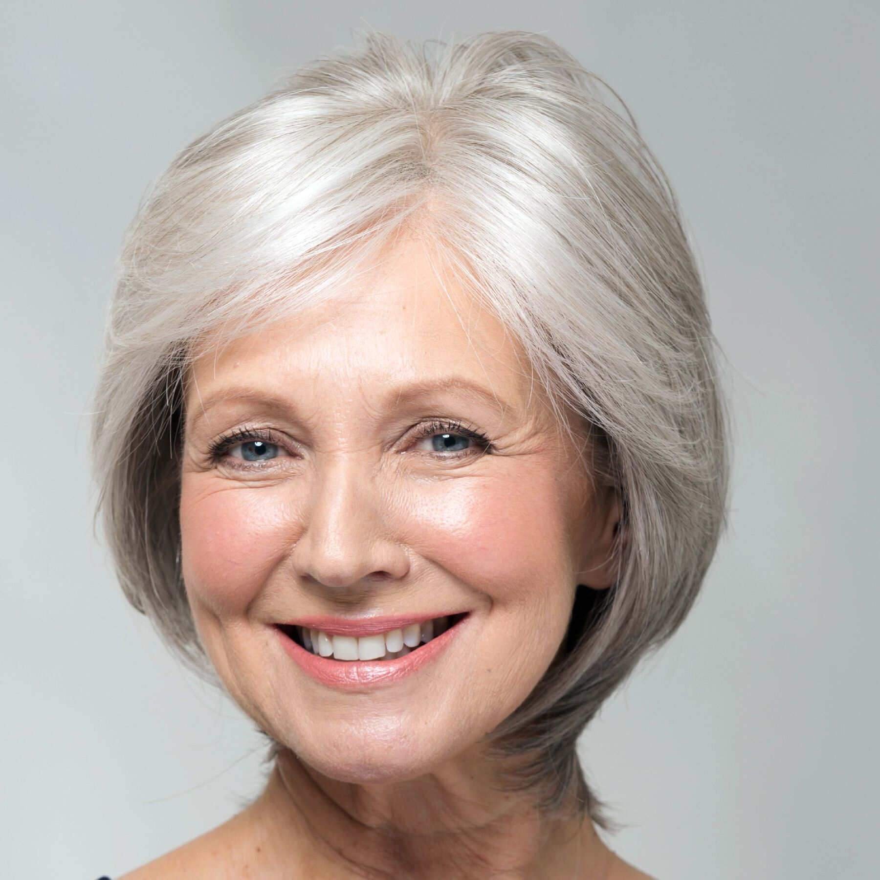 Прически стрижки женские 60 лет. Модель 60+ Барбара. Дафна Хикс Grey hair. Женские стрижки для пожилых. Стрижки для женщин 50+.