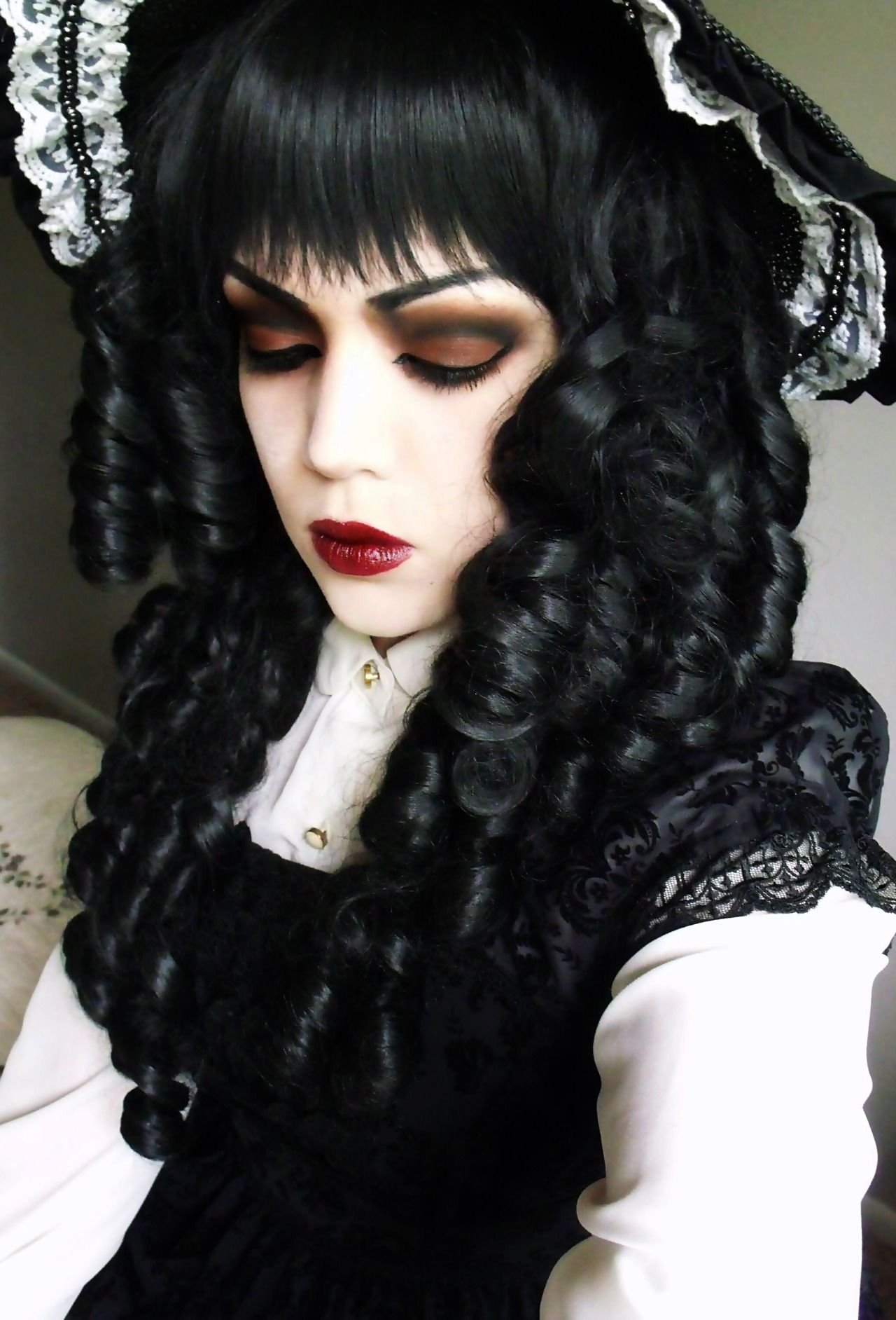 Прически готов. Готика макияж романтик вампир Викториан. Прическа Готика Викторианская. Прическа в стиле Готика. Готическая прическа женская.