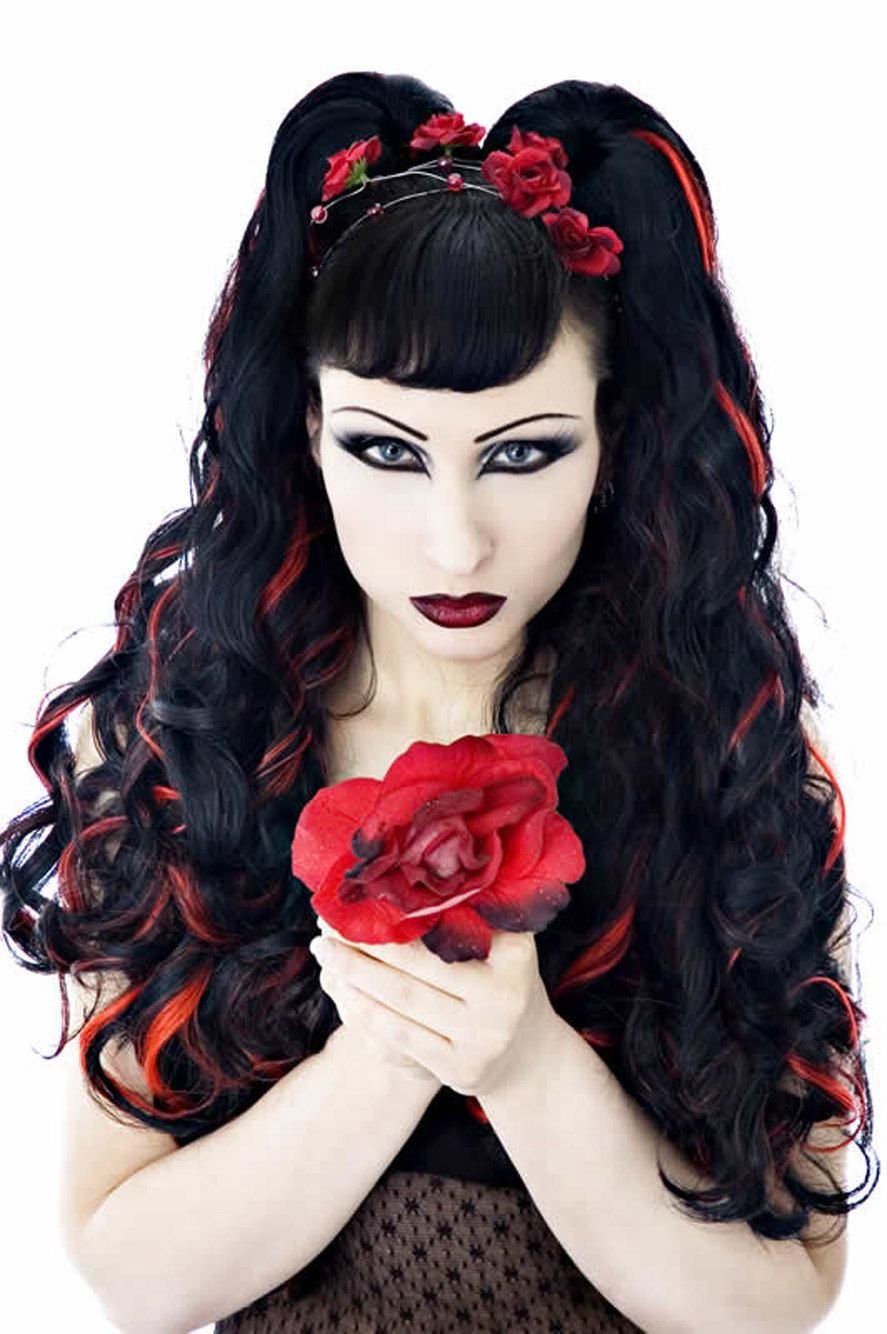 Прически готов. Готика макияж романтик вампир Викториан. Прически в готическом стиле. Прическа в стиле Готика. Вампирская прическа.