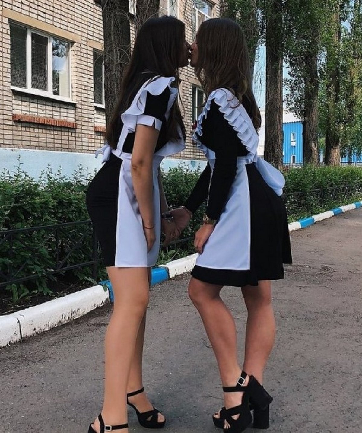 Фото старшеклассниц в школьной форме