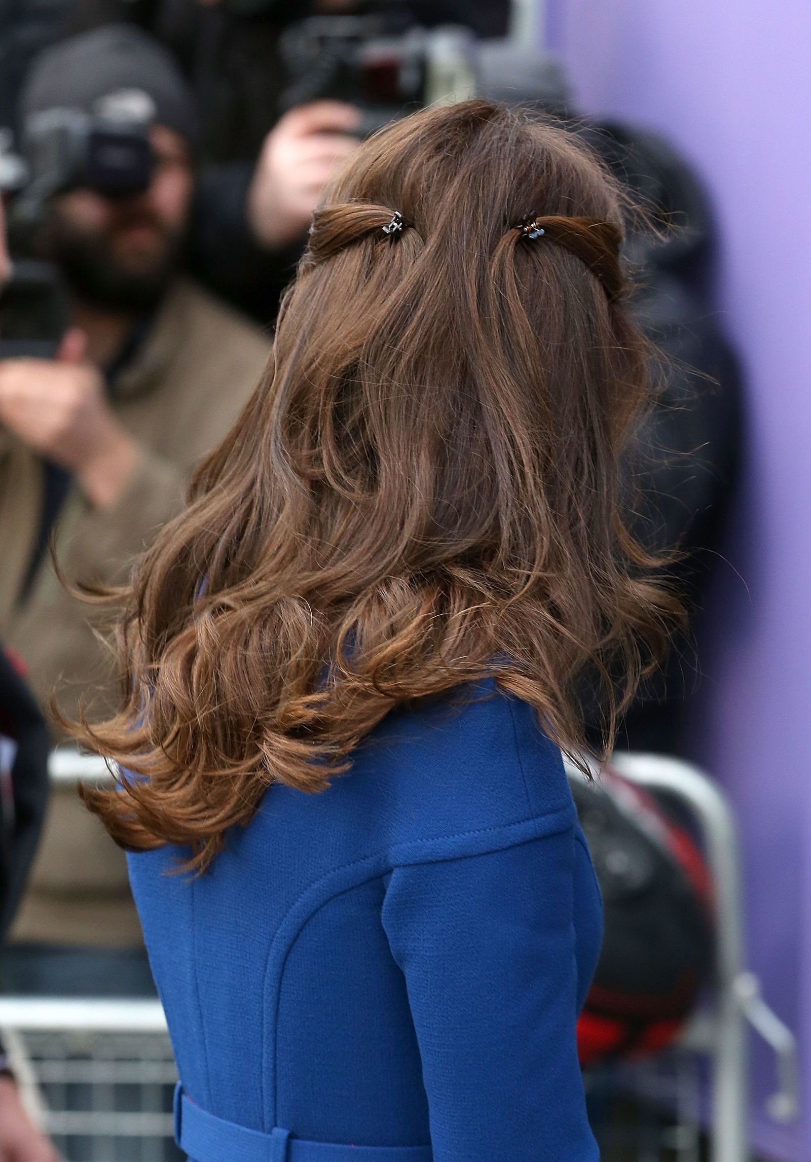 Прическа мальвинка на волосы. Прическа мальвинка Кейт Миддлтон. Герцогиня Кэтрин волосы. Прически Кейт Миддлтон. Кейт Миддлтон средние волосы.