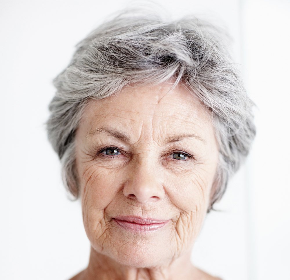 Бабушка какое лицо. Красивая пожилая женщина. Лицо пожилой женщины. Старушка с седыми волосами. Портрет пожилой женщины.