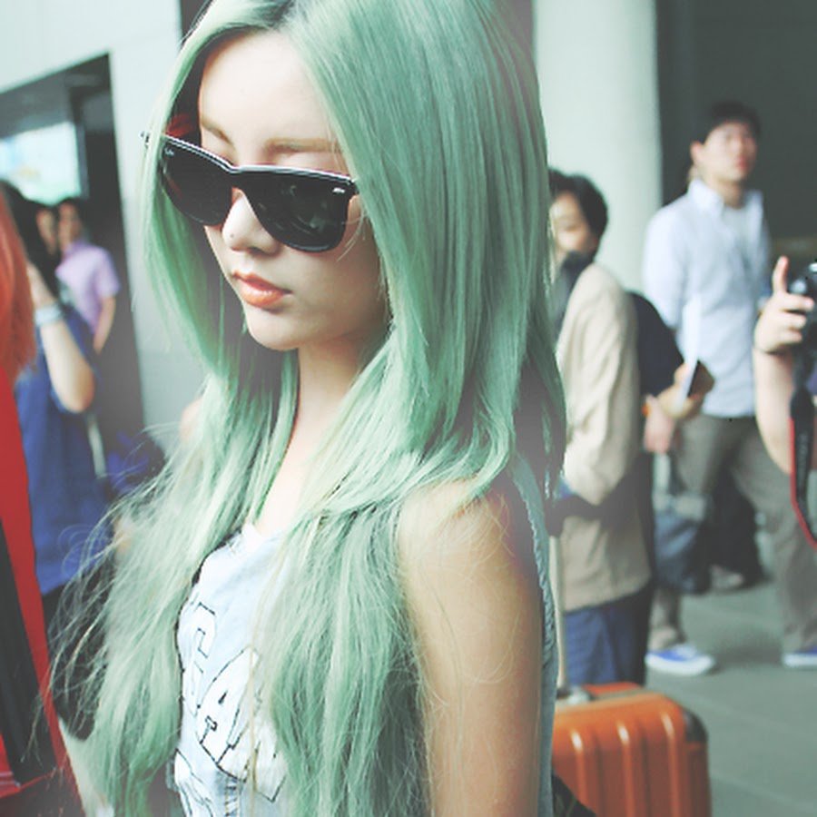 Кореянка с зелеными волосами