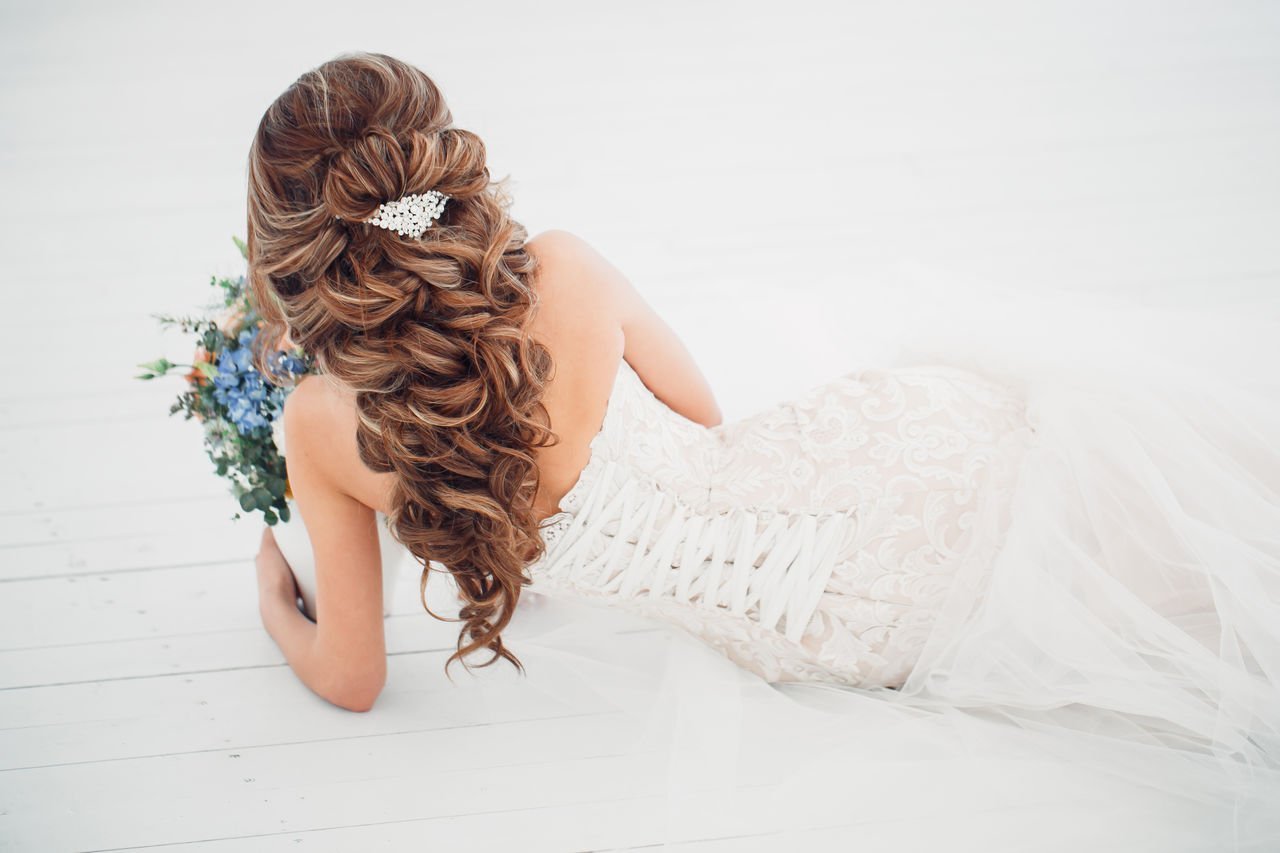 Свадебные прически с накладными волосами или с хвостом