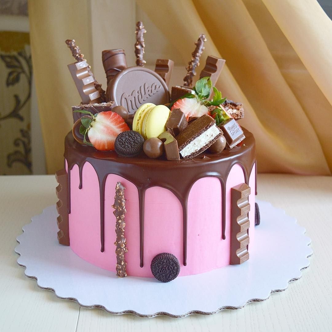 Красивые торты 11 лет. Декор торта для девочки. Украшение торта сладостями. Торт украшенный сладостями. Декор торта для девушки.