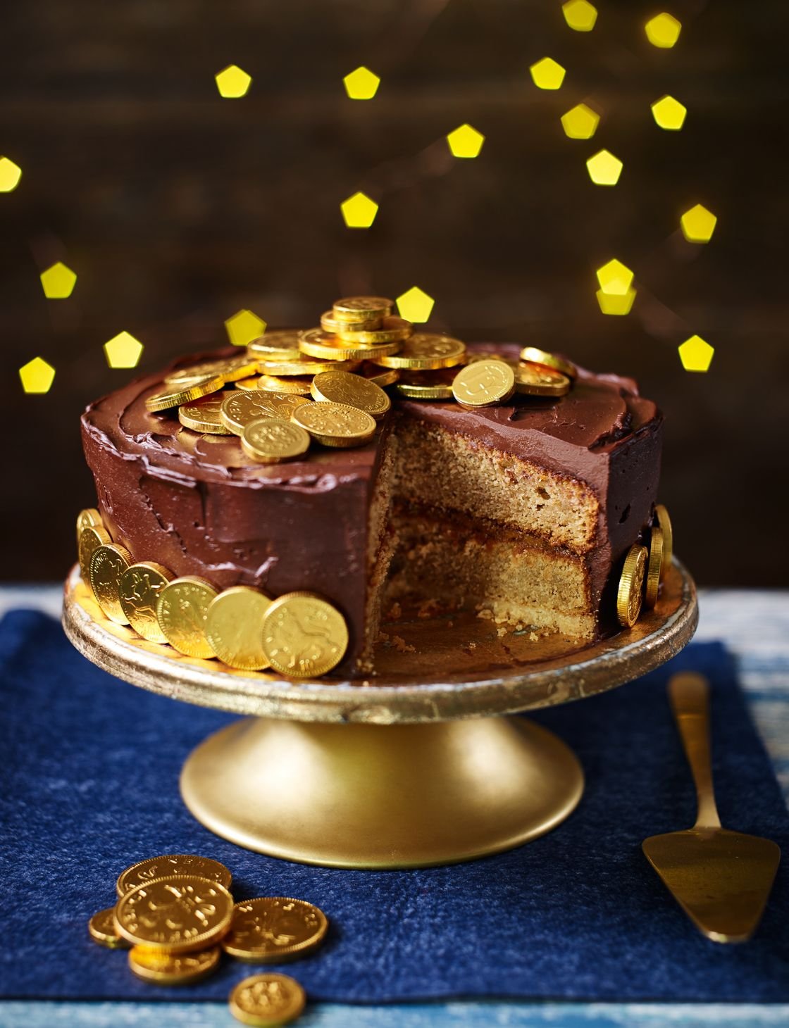 Рецепты торт с золотом. Украшение торта золотом. Торт с золотом. Шоколадный торт с золотом. Торты золотистые с шоколадом.