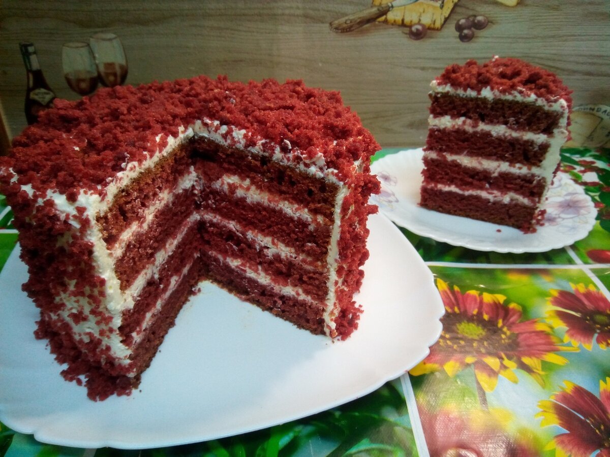 Приготовить торт красный бархат в домашних. Торт красный бархат с малиновым конфи. Торт красный бархат Каширахлеб. Торт красный бархат с конфи. Красный бархат с вишневым конфи.