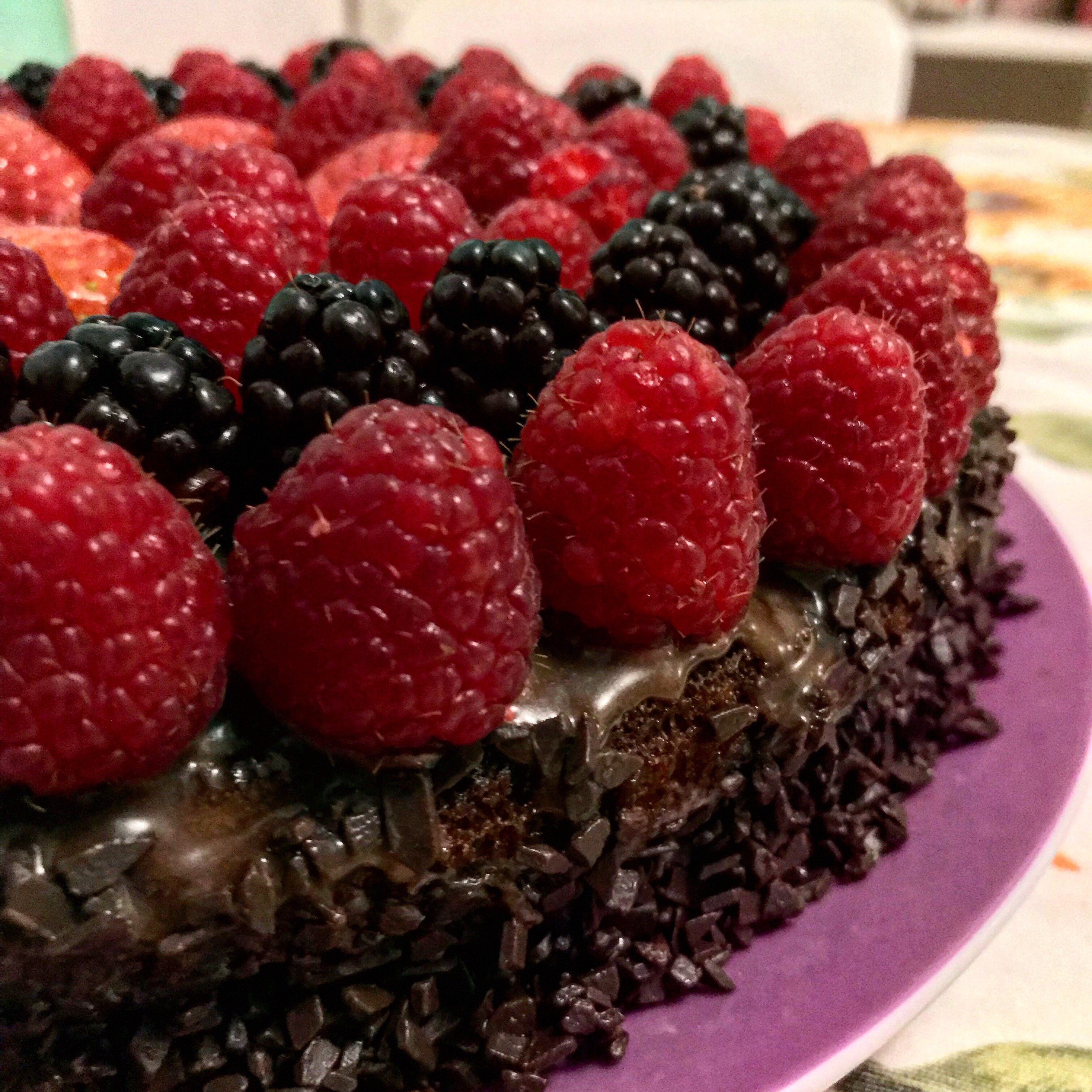 Вкусный домашний торт рецепт на день рождения. Красивые торты. Торт с ягодами. Шоколадный торт с фруктами. Украшение торта ягодами.