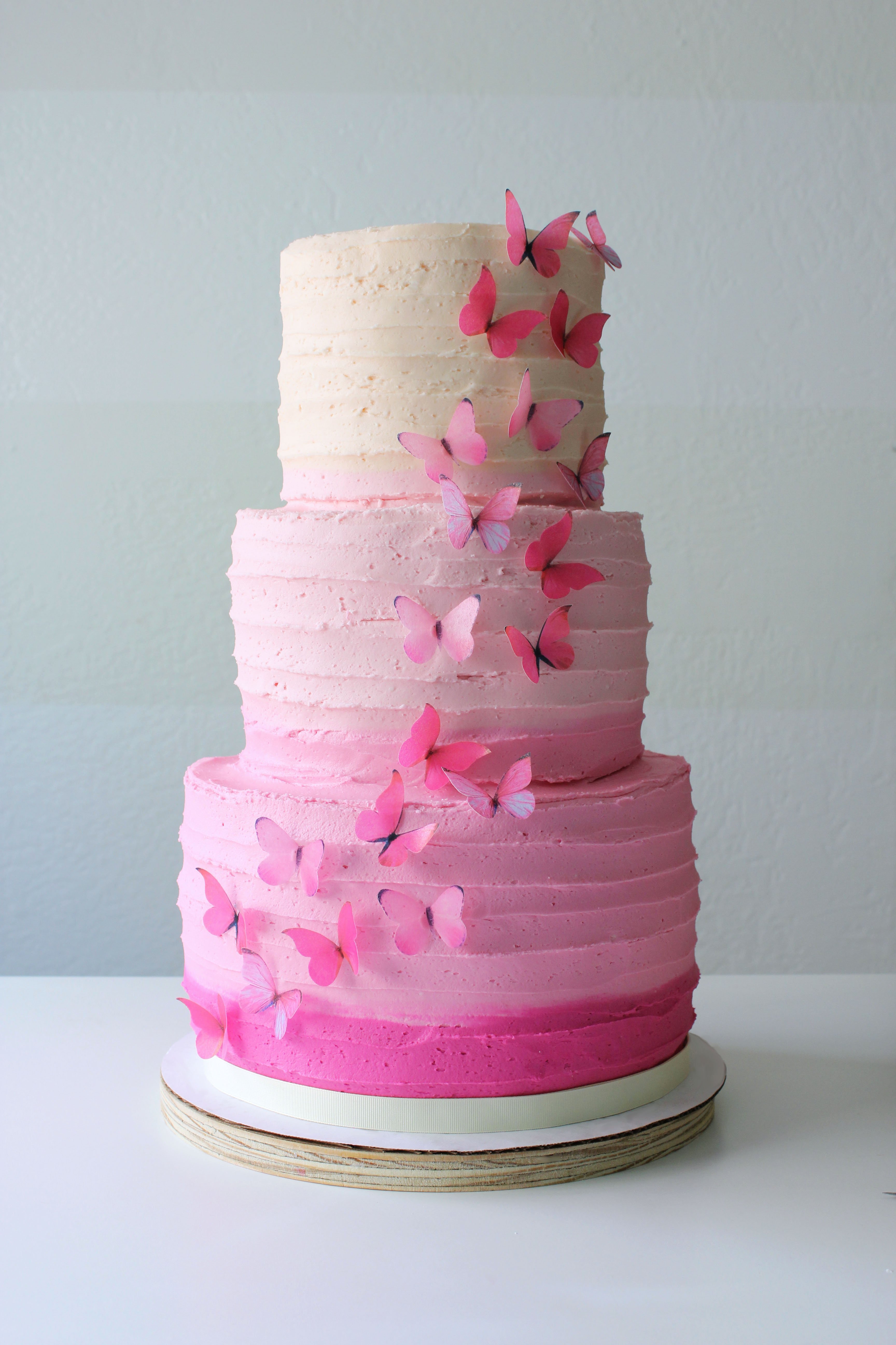 Сделать розовый торт. Торт омбре. Розовый торт. Торт в розовых тонах. Торт омбре трехъярусный.
