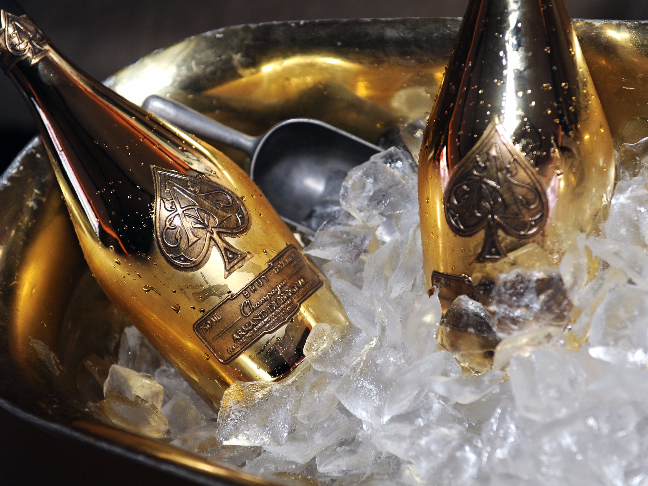 Шампанское с золотом. Armand de Brignac Midas. Шампанское. Дорогое шампанское. Элитное шампанское.