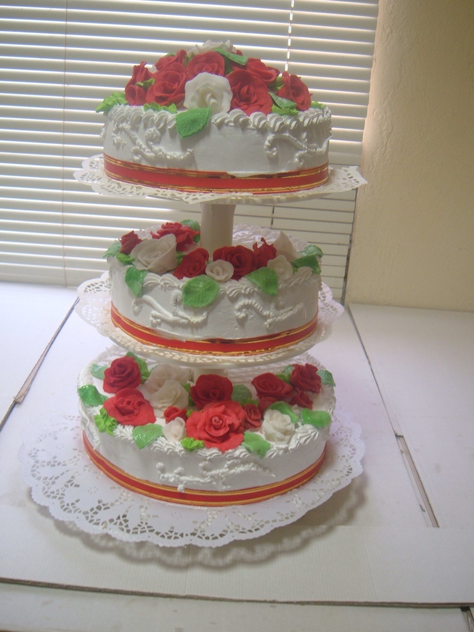 Трехярусный или трехъярусный. Трехэтажный свадебный торт. Свадебный торт трехъярусный. Торт 3 этажный. Трехэтажный торт на день рождения.