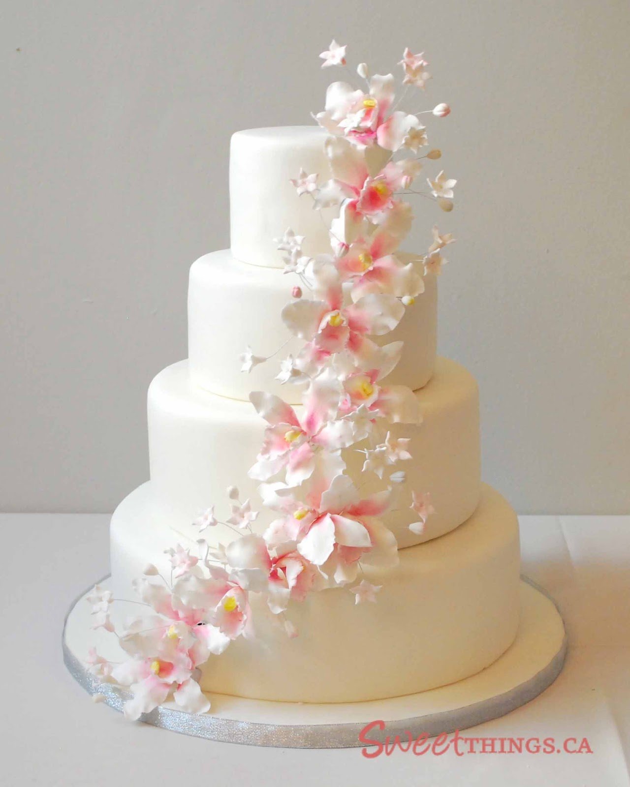Фото трехъярусного. Свадебный торт многоярусный. Свадебный торт трехъярусный. Трехэтажный свадебный торт. Торт на свадьбу многоярусный.
