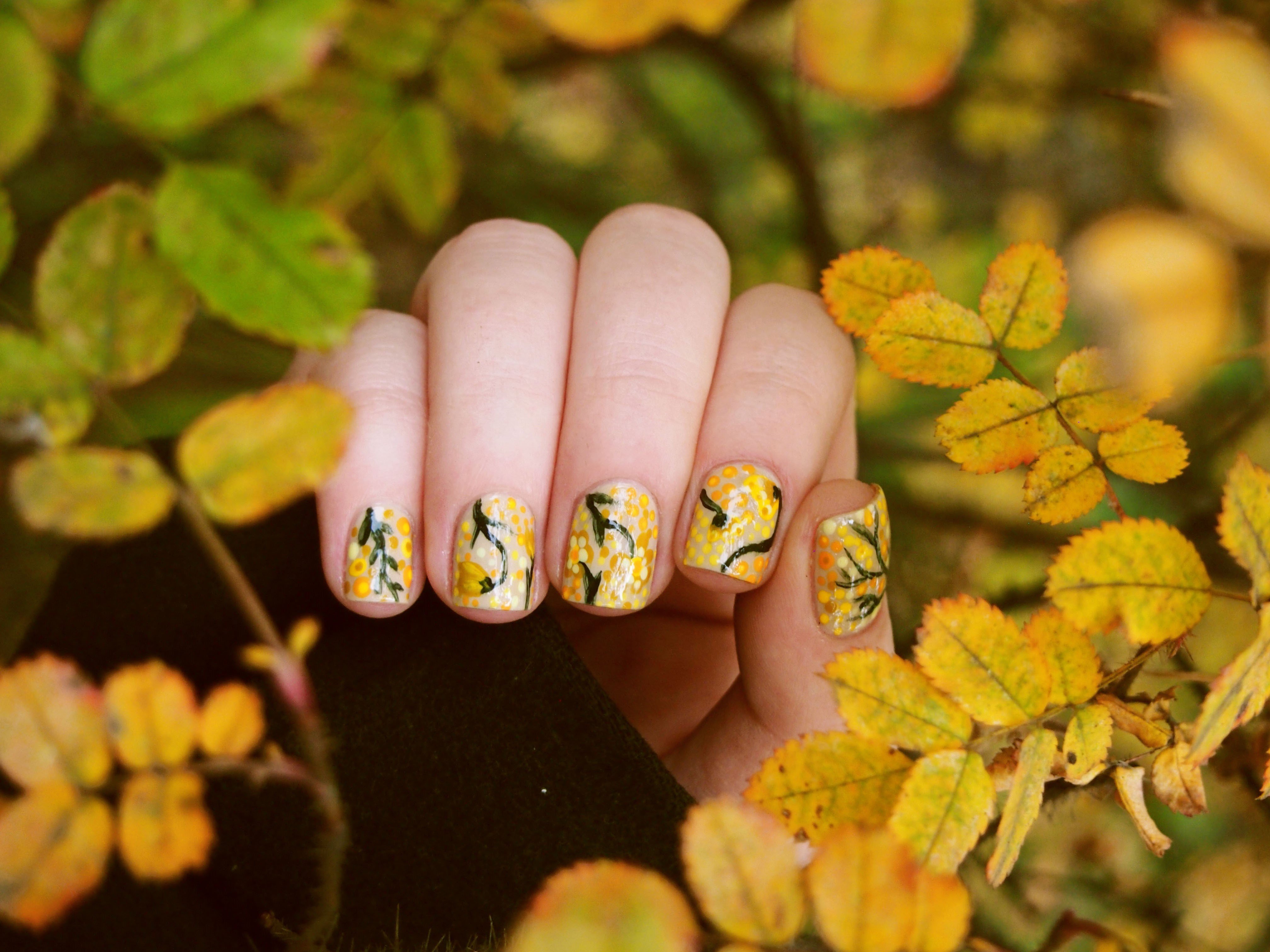 Осенний маникюр на короткие ногти с листьями