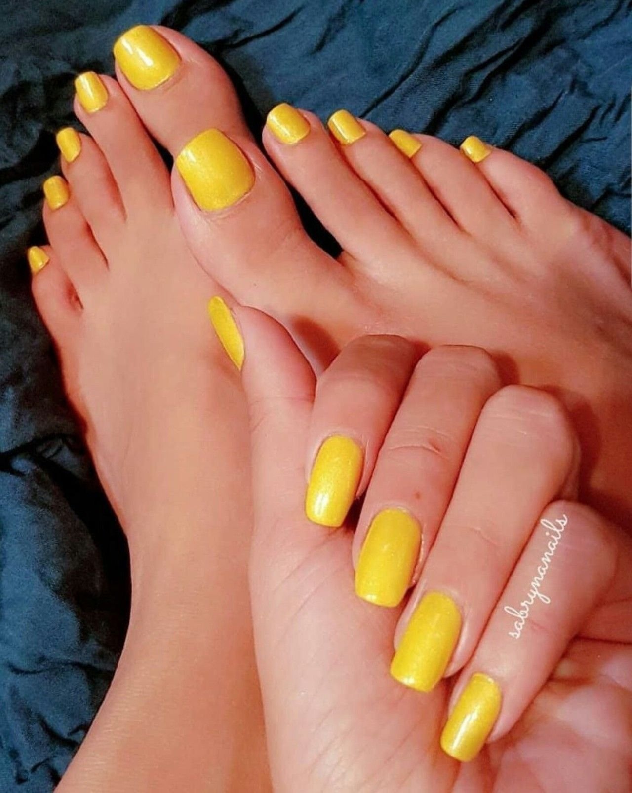 Желтый педикюр. Педикюр с желтым цветом. Желтый маникюр. Желто оранжевые ногти. Желтый маникюр и педикюр.
