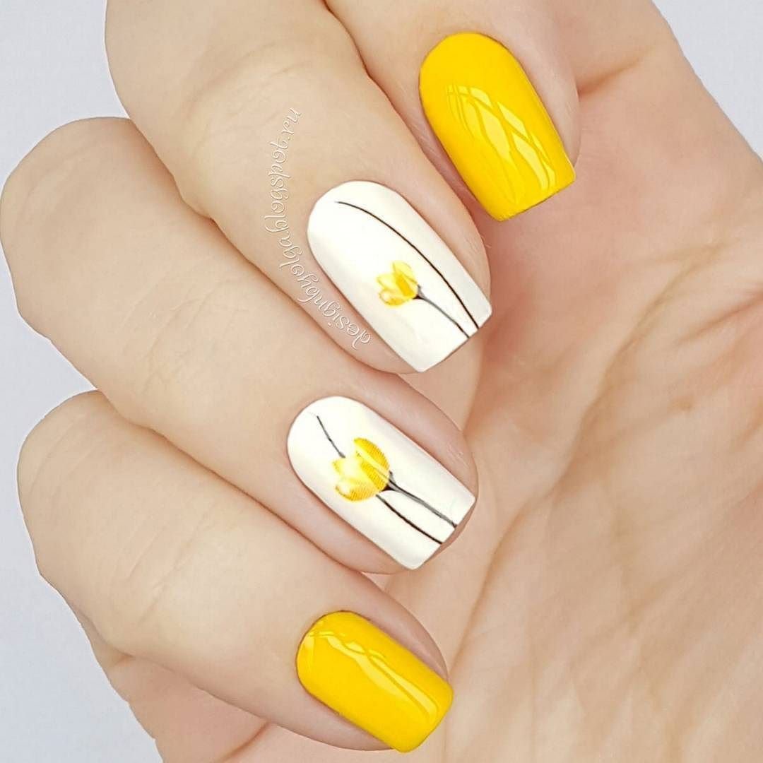 Дизайн желтых ногтей 2024. Желтый маникюр. Ногти желтые с белым. Летний маникюр желтый. Маникюр желтый с белым.