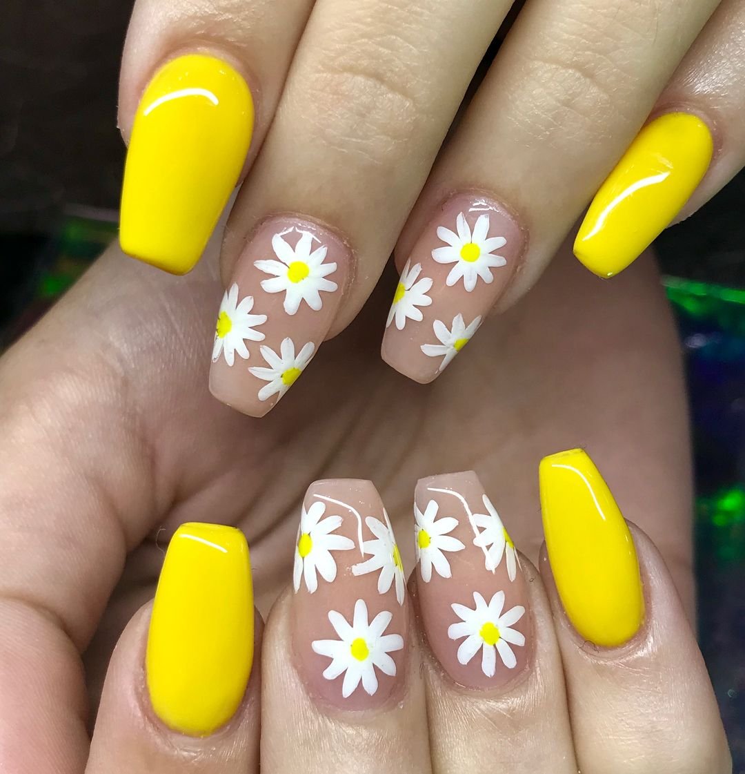 Дизайн ногтей с ромашками. Желтый маникюр. Маникюр с ромашками. Летние ногти. Маникюр летний яркий красивый.