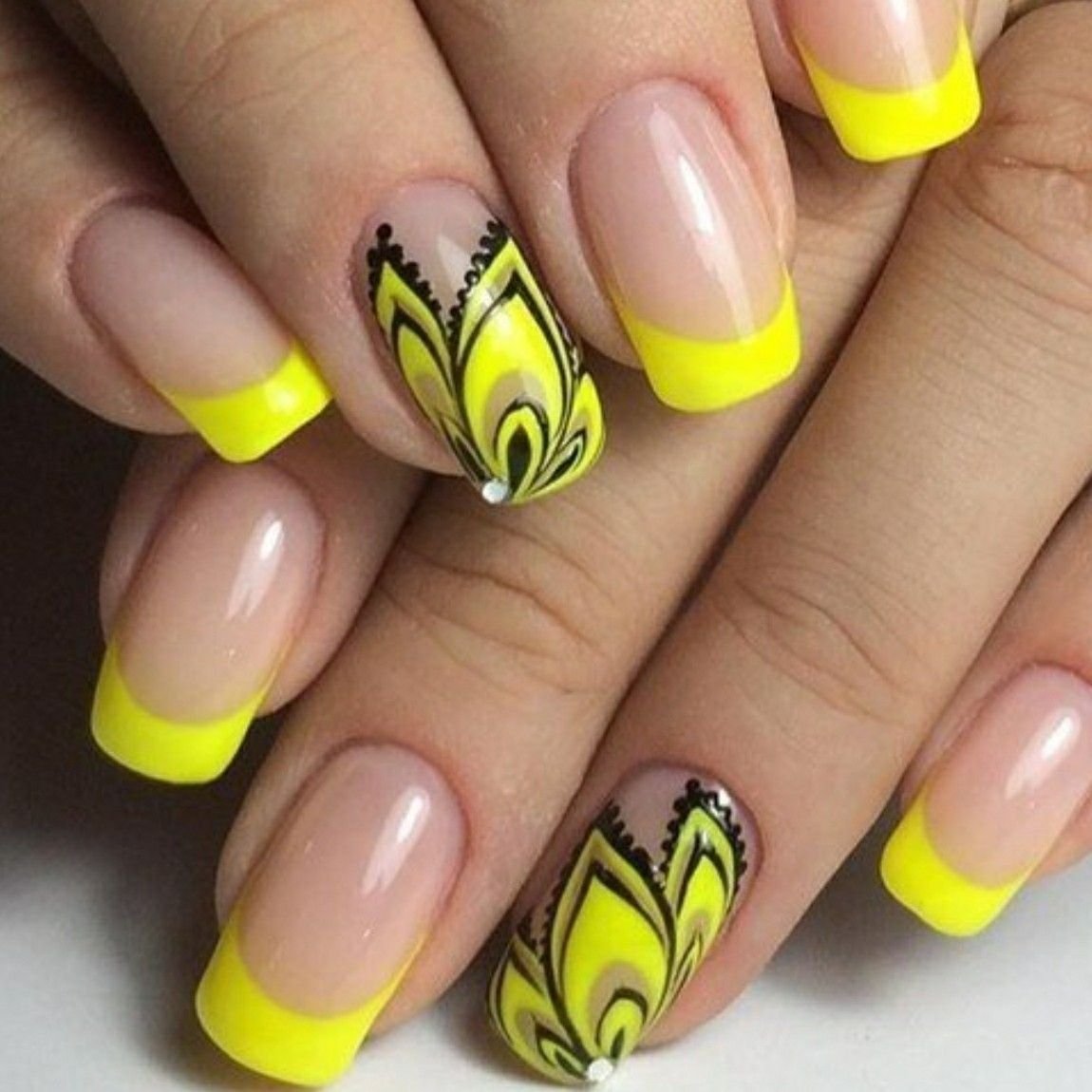 Лимонный дизайн ногтей. Желтый френч 2022. Ногти яркие летние. Жёлтый френч на ногтях. Красивые летние ногти.