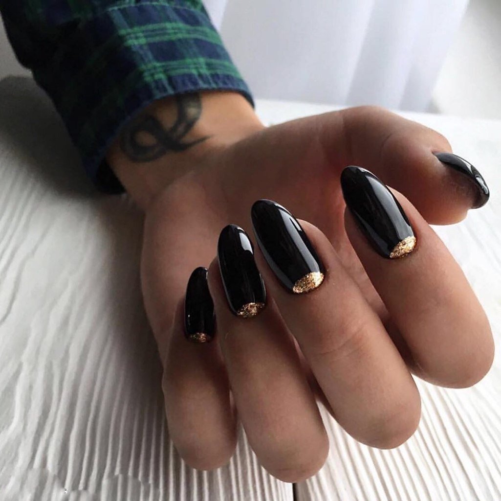 Средние черные ногти. Черные ногти. Темный маникюр. Красивый черный маникюр. Маникюр черные ногти.