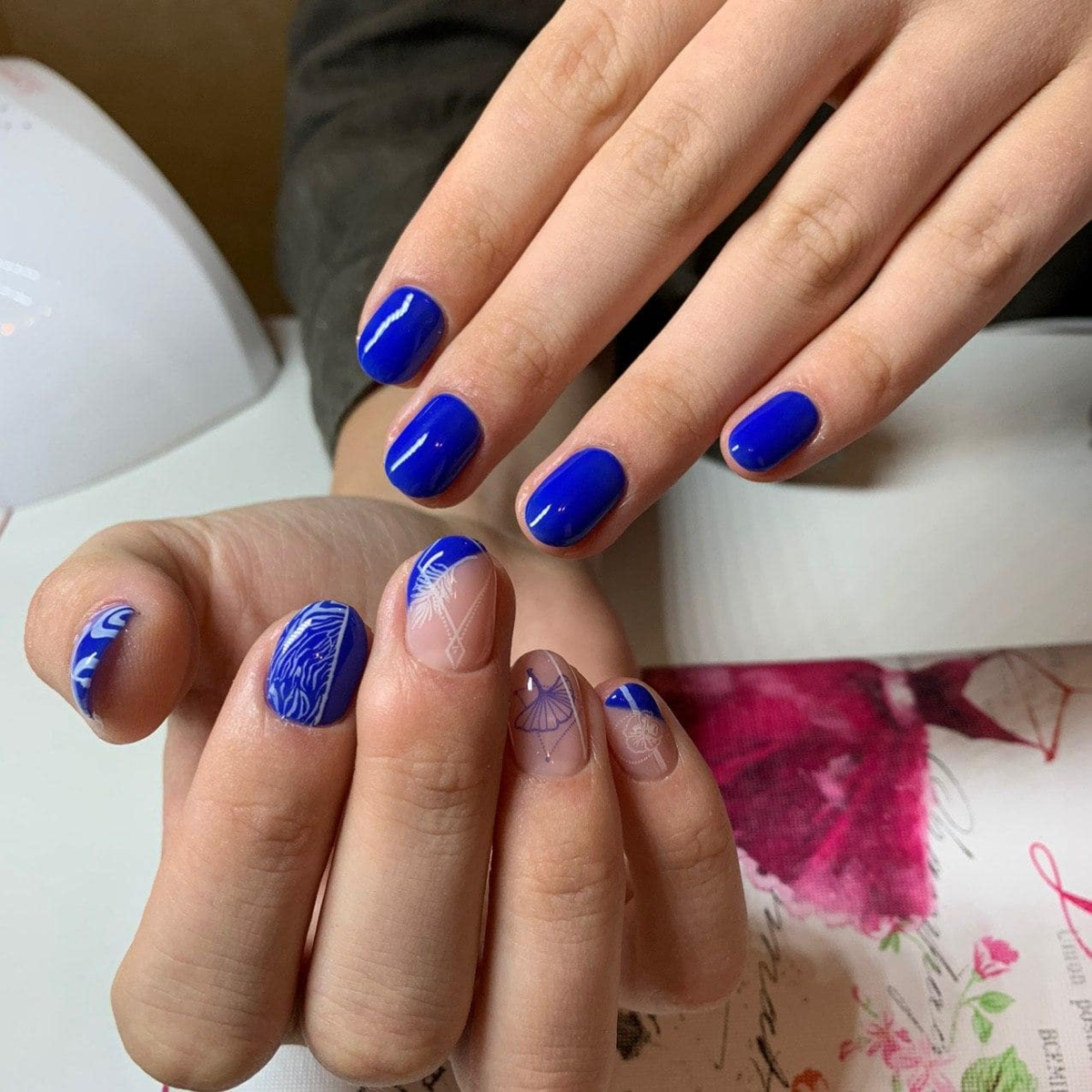 Дизайн ногтей синий короткие ногти. Синие ногти. Маникюр в синих оттенках. Синие короткие ногти. Маникюр с синими цветами.