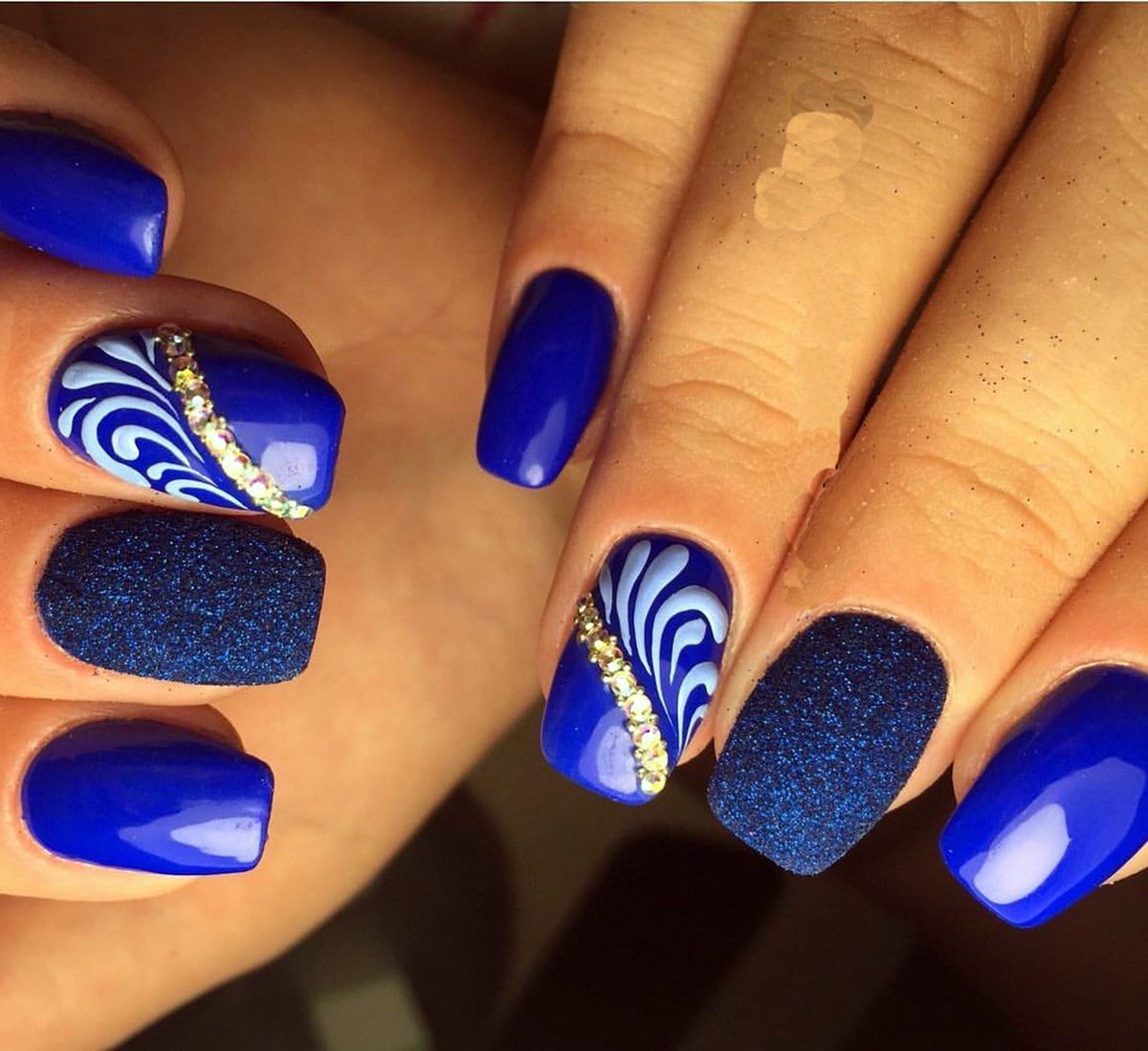 Дизайн синих ногтей 2024. Синие ногти. Маникюр под синее платье. Синий маникюр на короткие ногти. Красивые синие ногти.