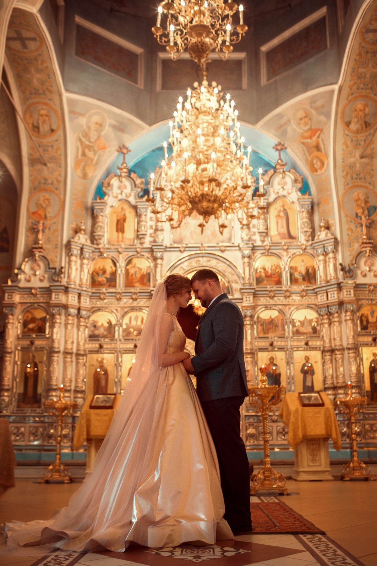 Церемония в церкви. Венчание. Венчание в церкви. Свадьба в церкви. Православное венчание.