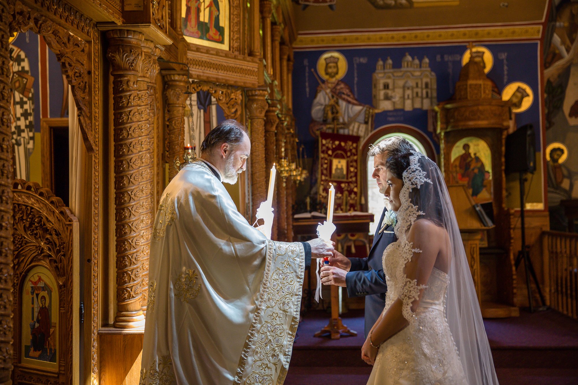 Церемония в церкви. Венчание в христианстве. Венчание в церкви. Фотосессия венчания в церкви.