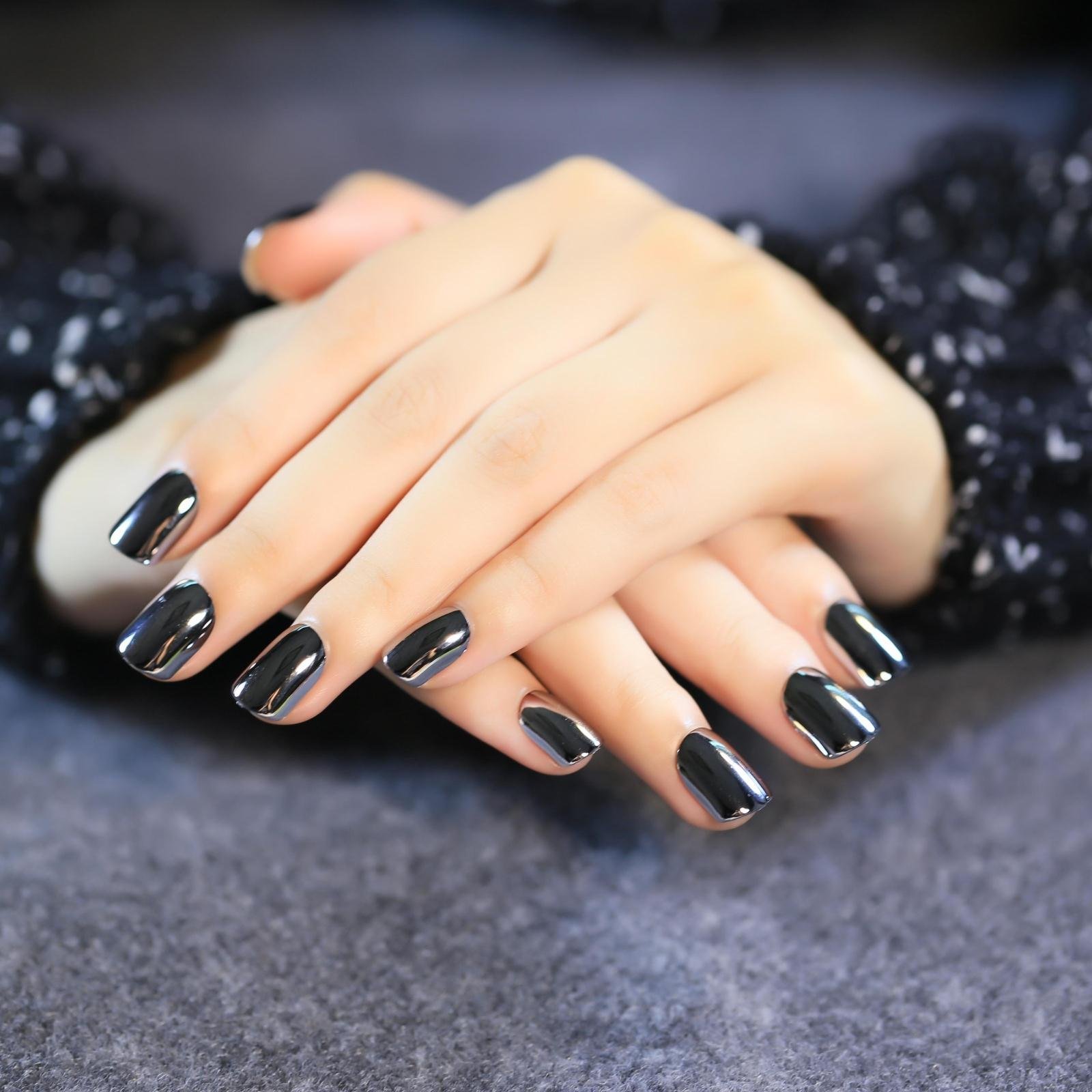 Дизайн ногтей на ногти средней длины. Красивый черный маникюр. Маникюр черно металлический. Металлические ногти. Черный металлический маникюр.