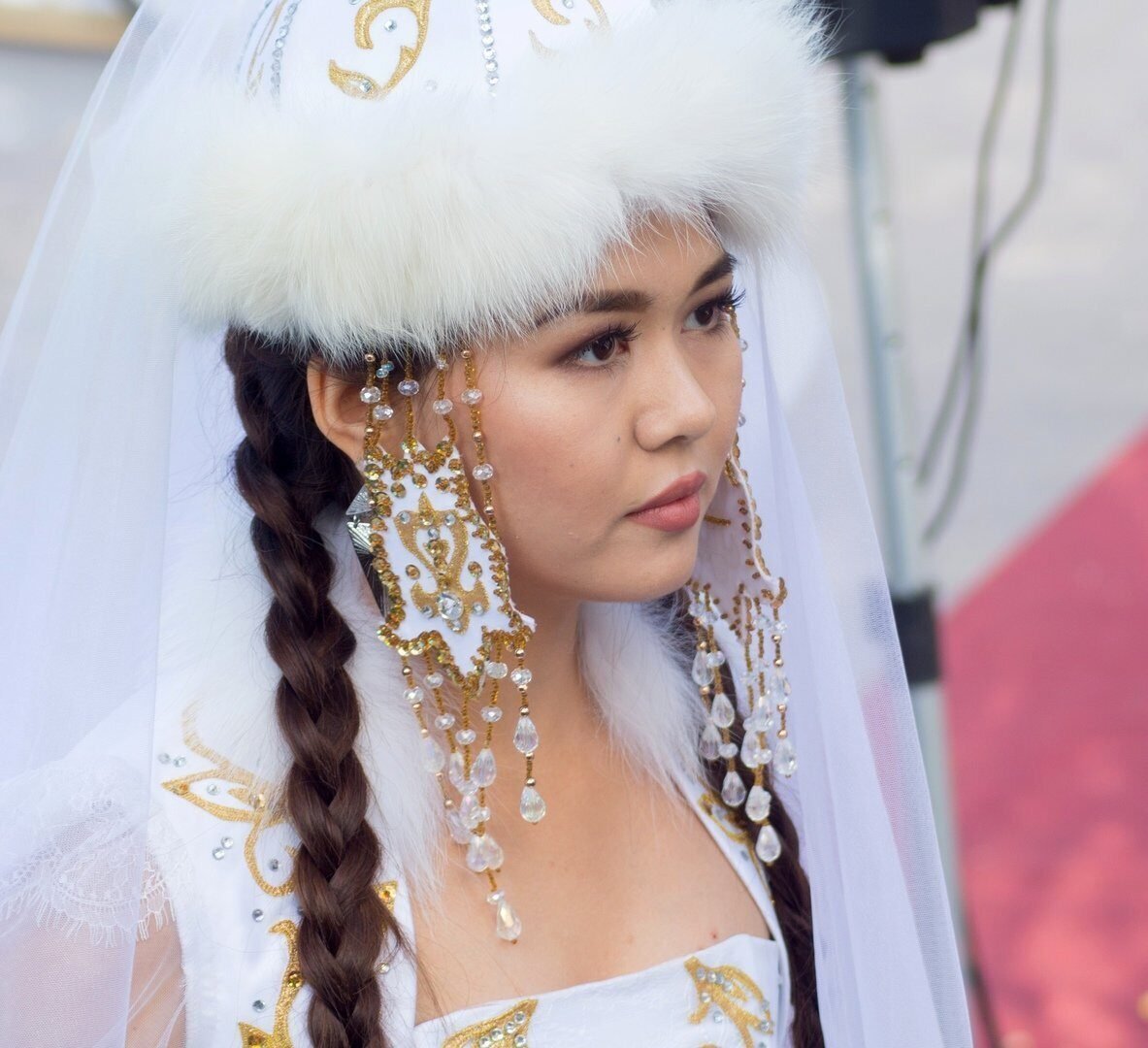 Русские казахский видео. Саукеле. Касаба казахский головной убор. Казахская невеста. Казахские головные уборы для девушек.