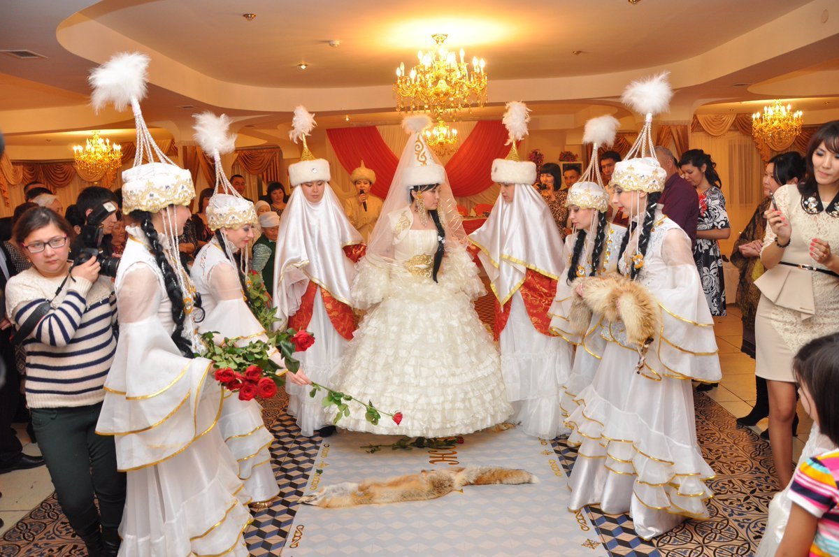 Kazakh traditional. Казахская традиция кудалык. Казахская традиция кыз узату. Казахские Свадебные обряды. Казахская свадьба обычаи.