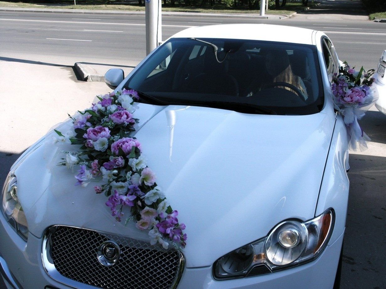 Как украсить свадебную машину цветами
