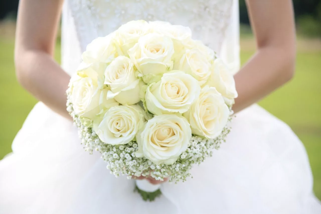 Букет из белых роз для невесты фото