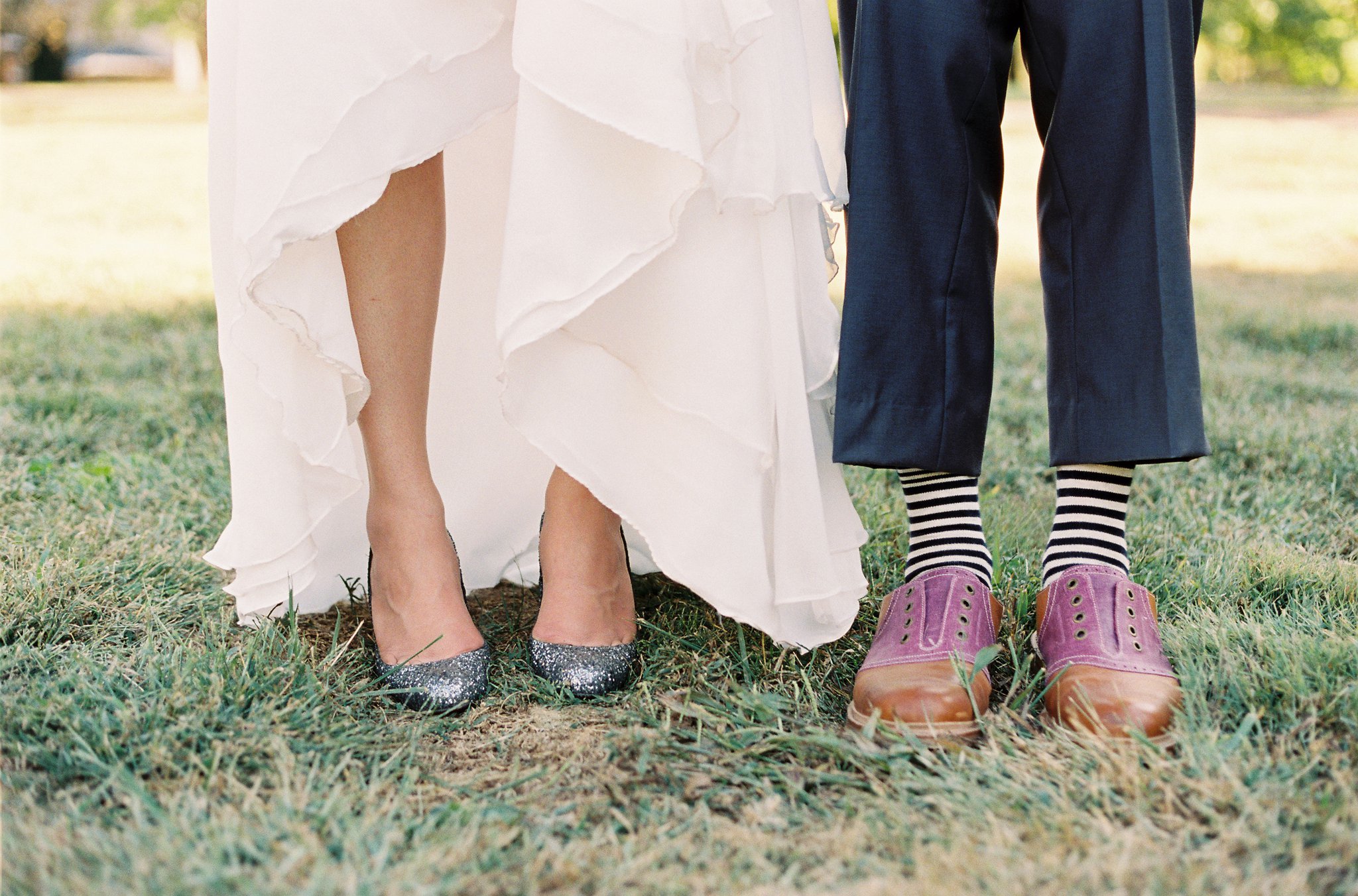 Туфли жениха. Невеста в кедах. Жених и невеста в кедах. Образ невесты в кроссовках.