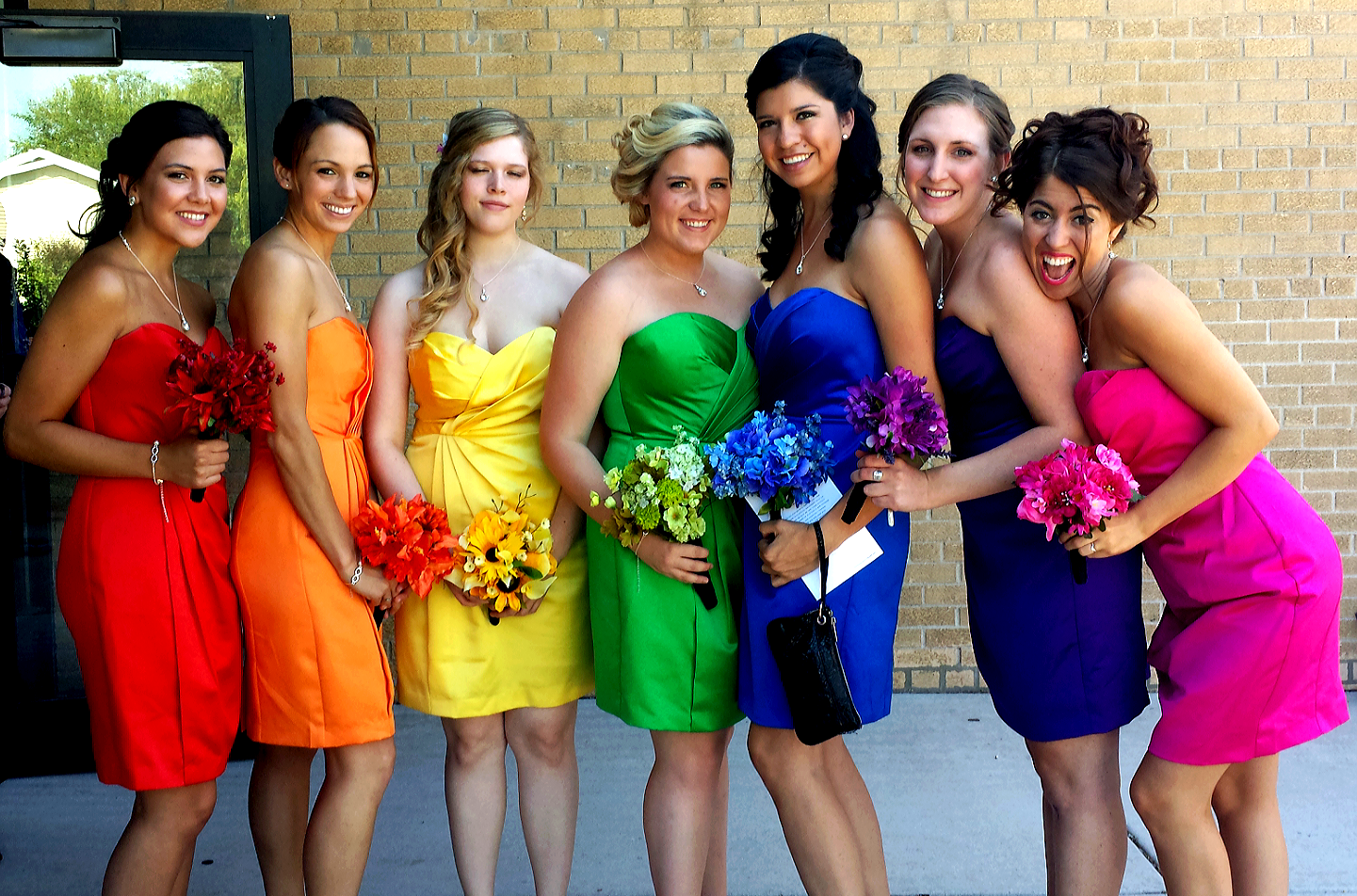 Была на свадьбе у подруги. Девушка в разноцветном платье. Подружки невесты в разноцветных платьях. Невеста в разноцветном платье. Подружки невесты в платьях цвета радуги.