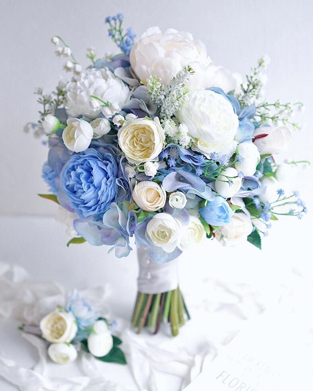 Букет невесты с голубыми цветами весільний букет