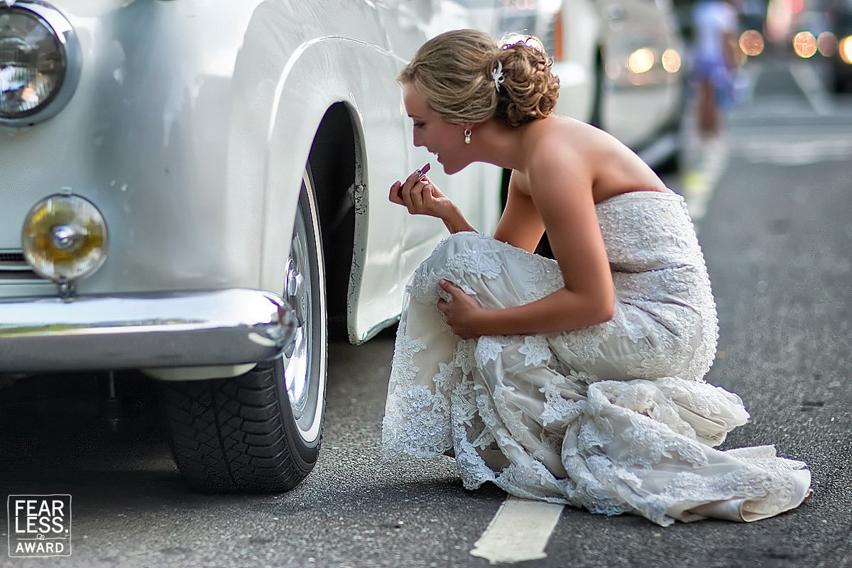 Тетке неожиданно. Невеста на дороге. Свадебная фотосессия на дороге. Прикольная невеста. Необычные ситуации на дороге.
