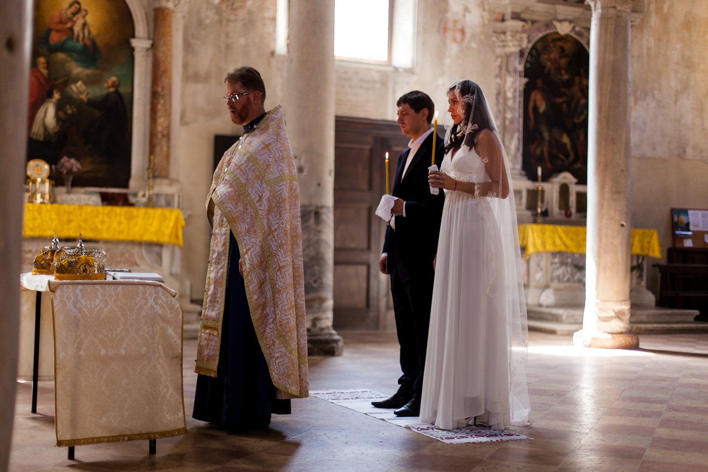 Почему заключение брака в церкви называется венчание