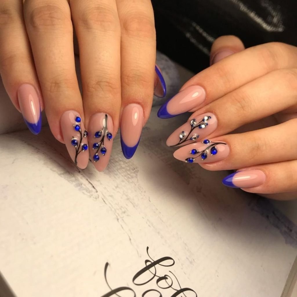 Синий френч на миндалевидных ногтях