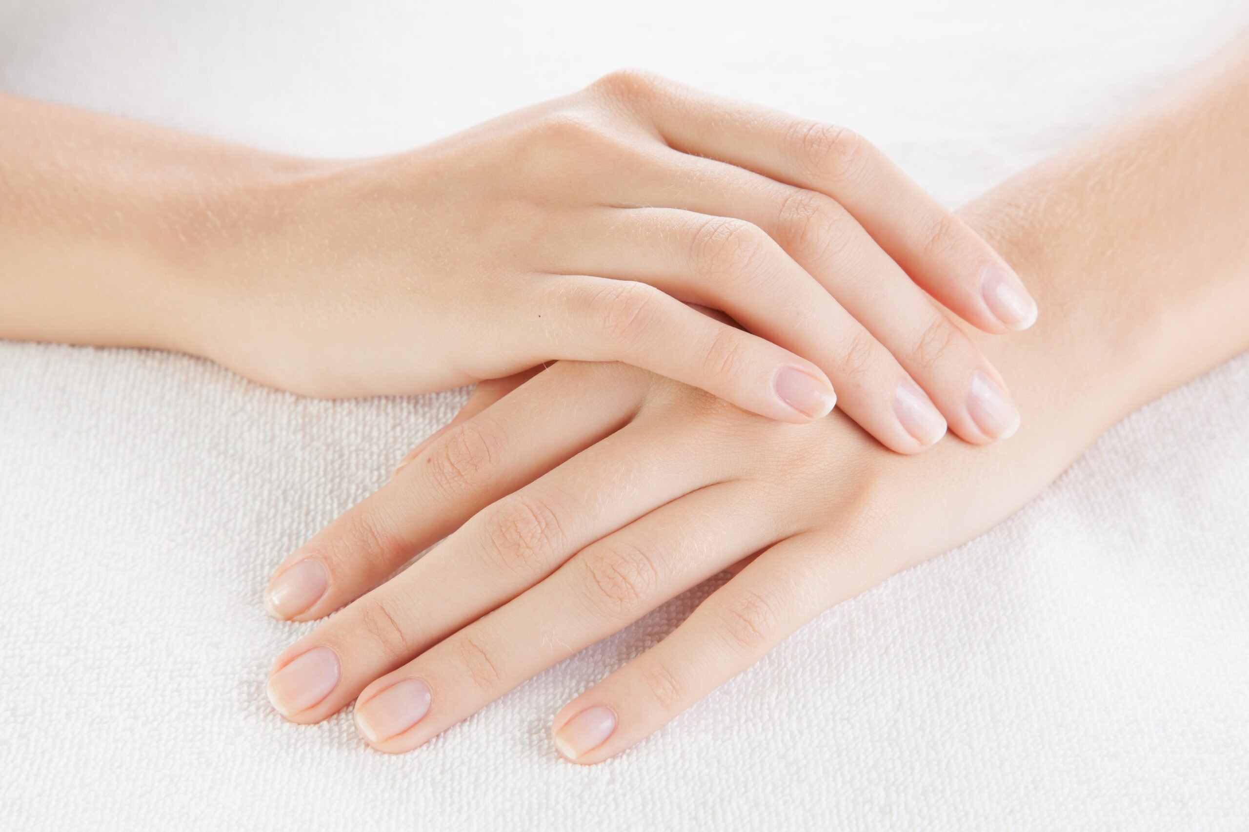 Пальцы женщин красивые. Женская рука. Красивые руки. Красивые Здоровые ногти. Ухоженные ногти.