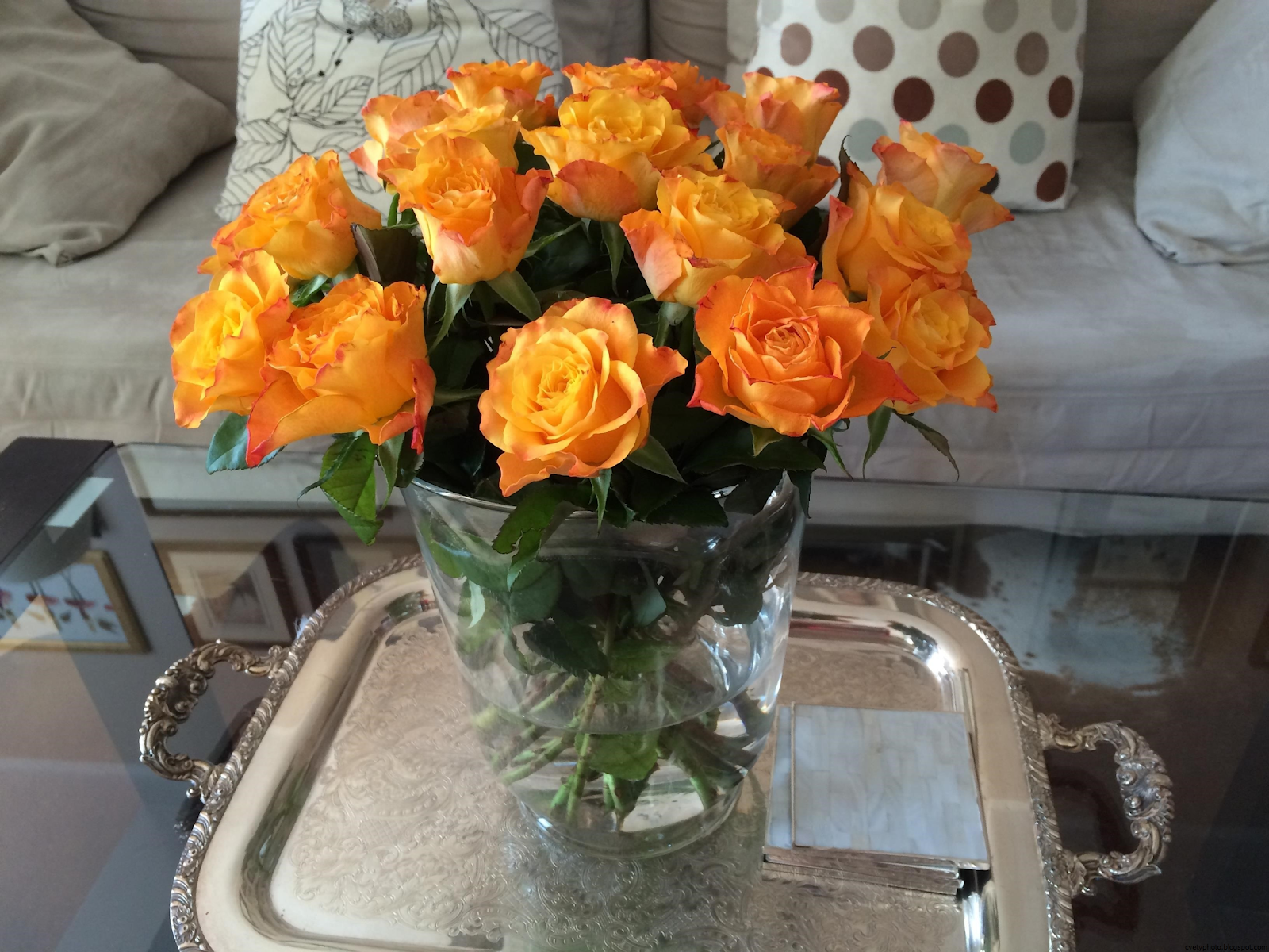 Как дольше сохранить розы дома. Букет в домашней обстановке. Букеты в вазах. Оранжевые розы в вазе. Цветы в вазе на столе.
